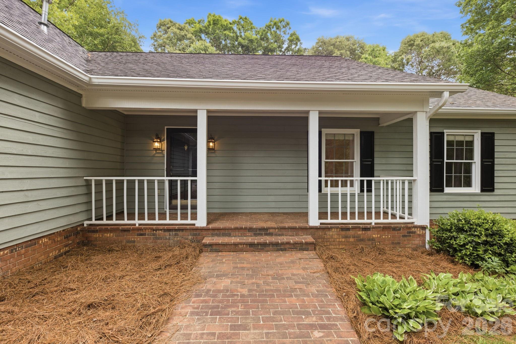 4804 Elmhurst Drive NE — Hickory