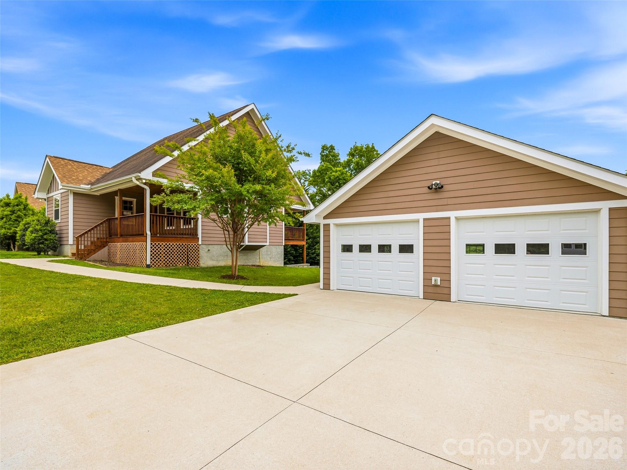235 Hidden Knoll Drive — Hendersonville