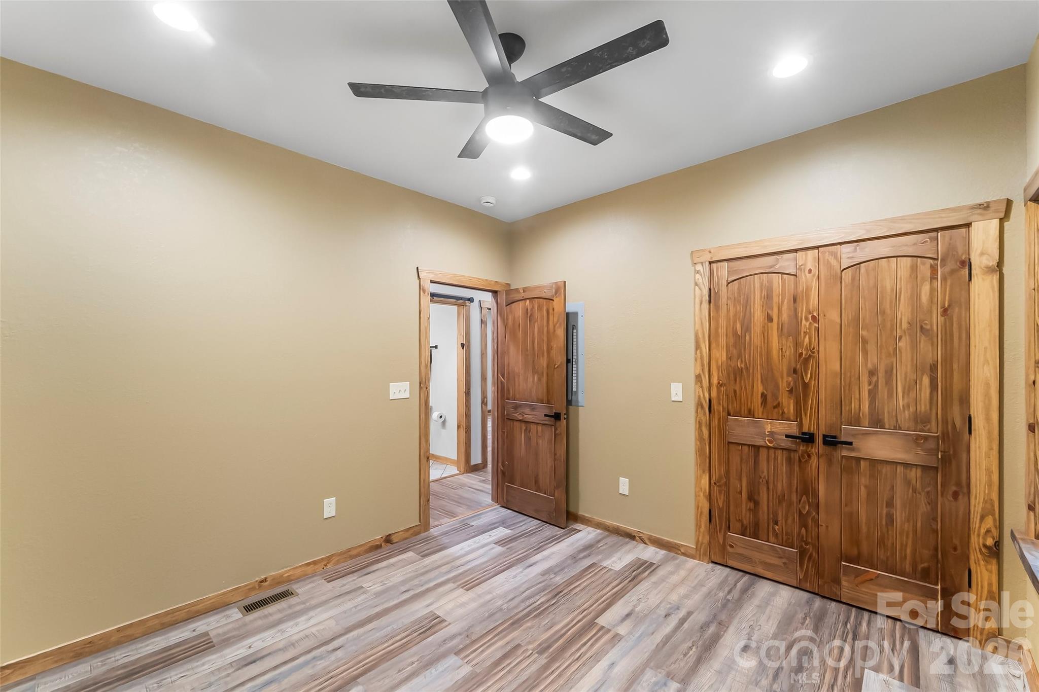 1737 Newfound Road — Leicester