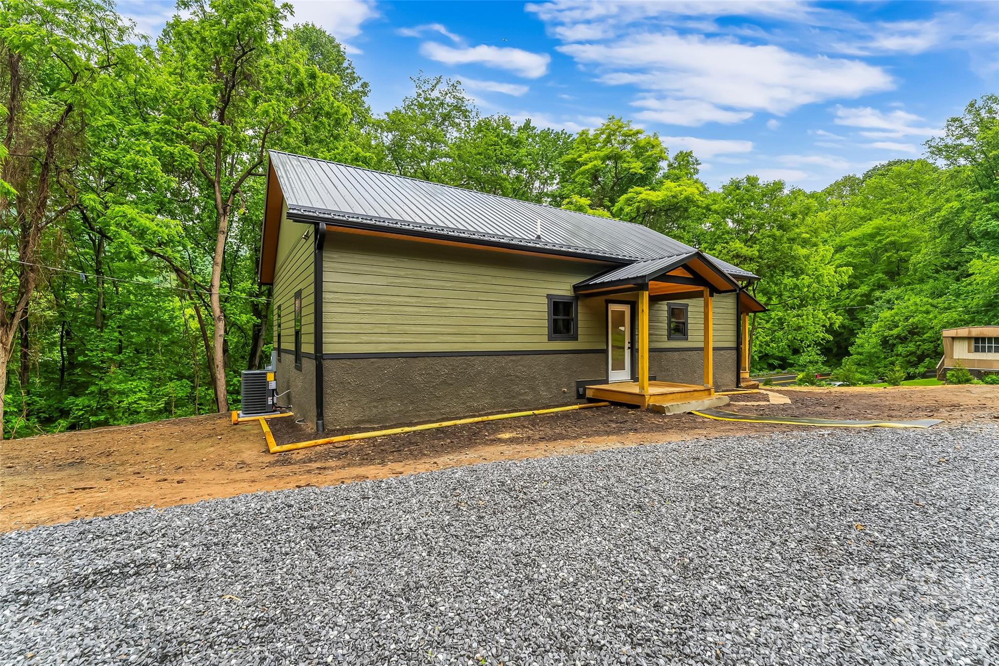 1737 Newfound Road — Leicester