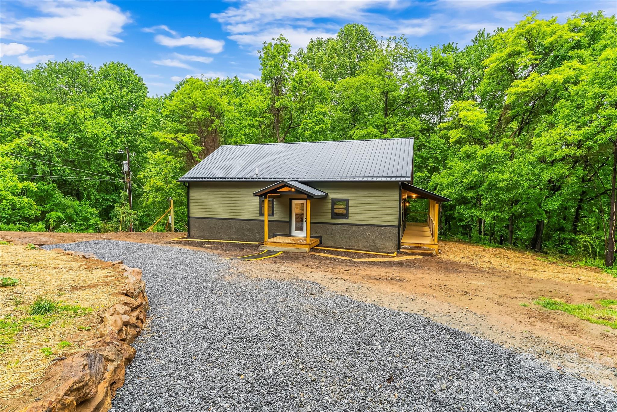 1737 Newfound Road — Leicester