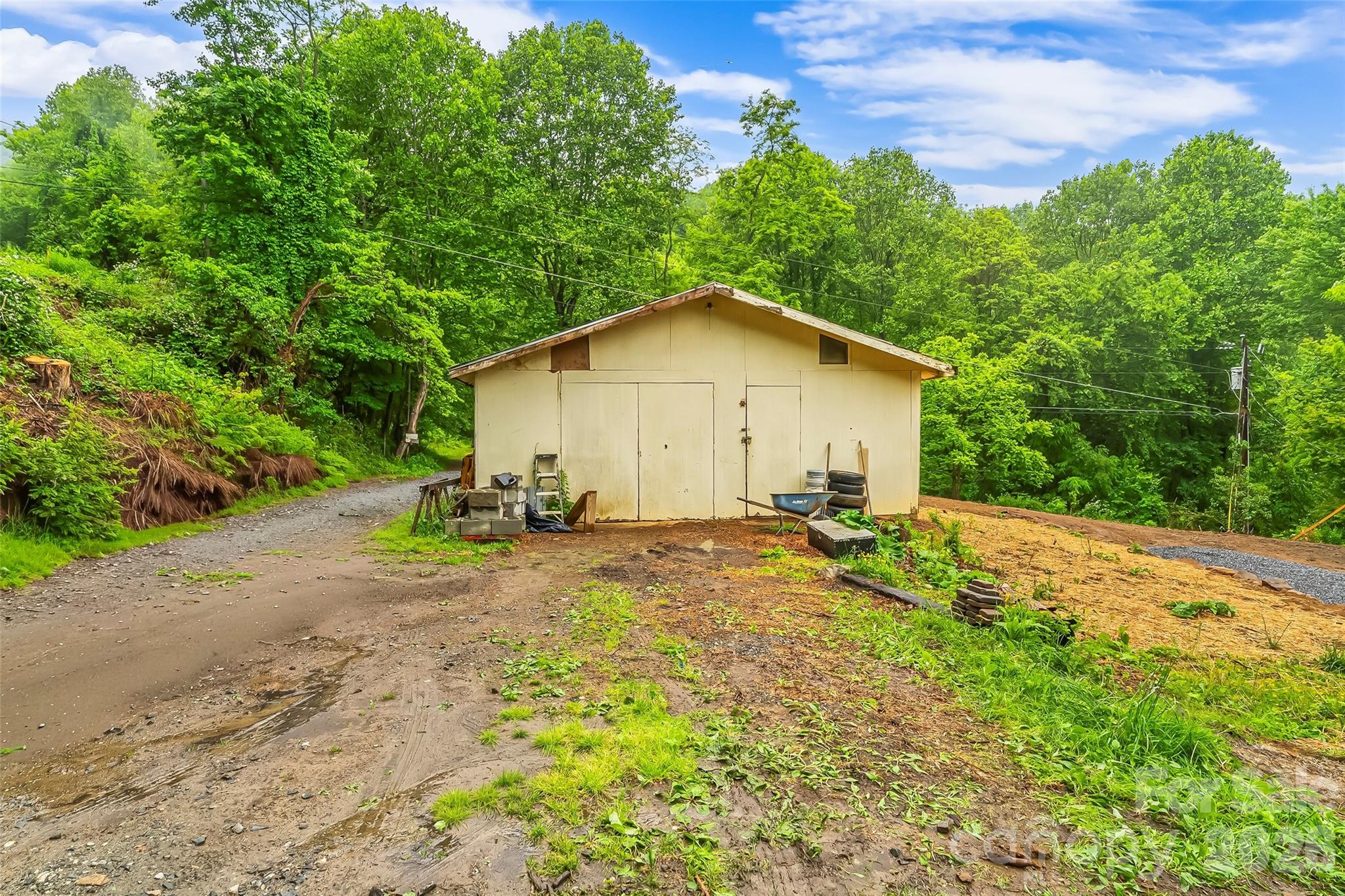 1737 Newfound Road — Leicester