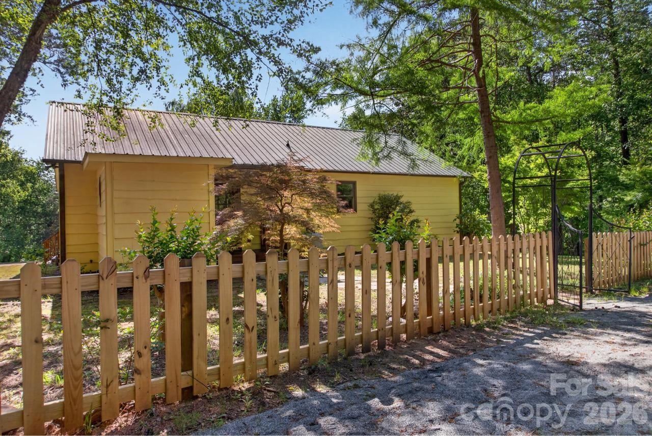 3205 Collinsville Road — Columbus