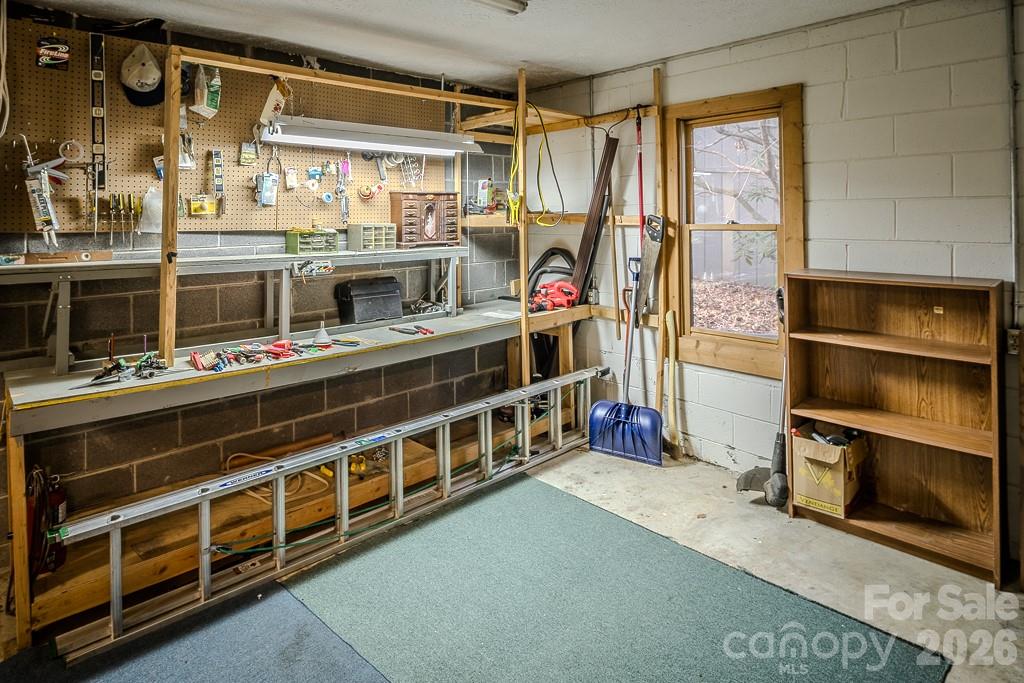 86 Hickory Lane — Newland
