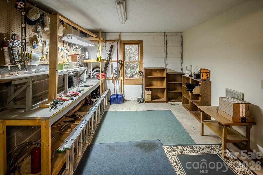 86 Hickory Lane — Newland