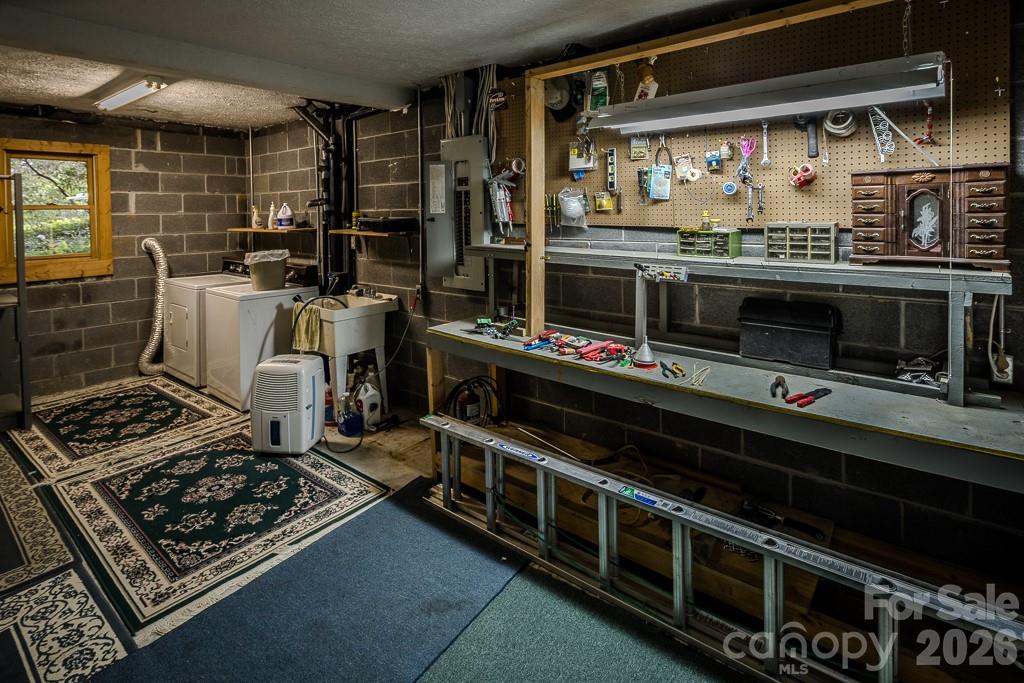 86 Hickory Lane — Newland