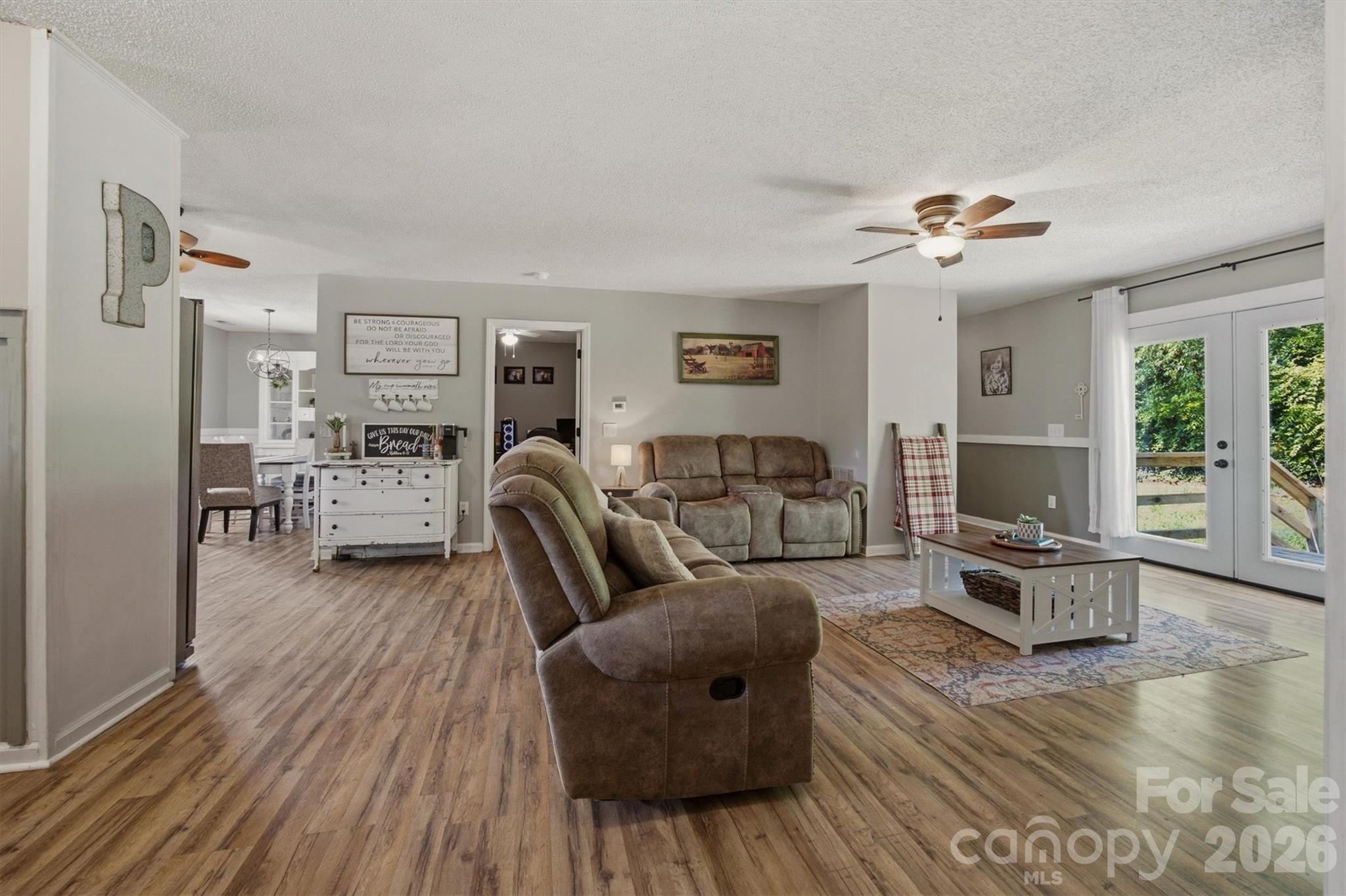 1404 Castle Court — Lenoir