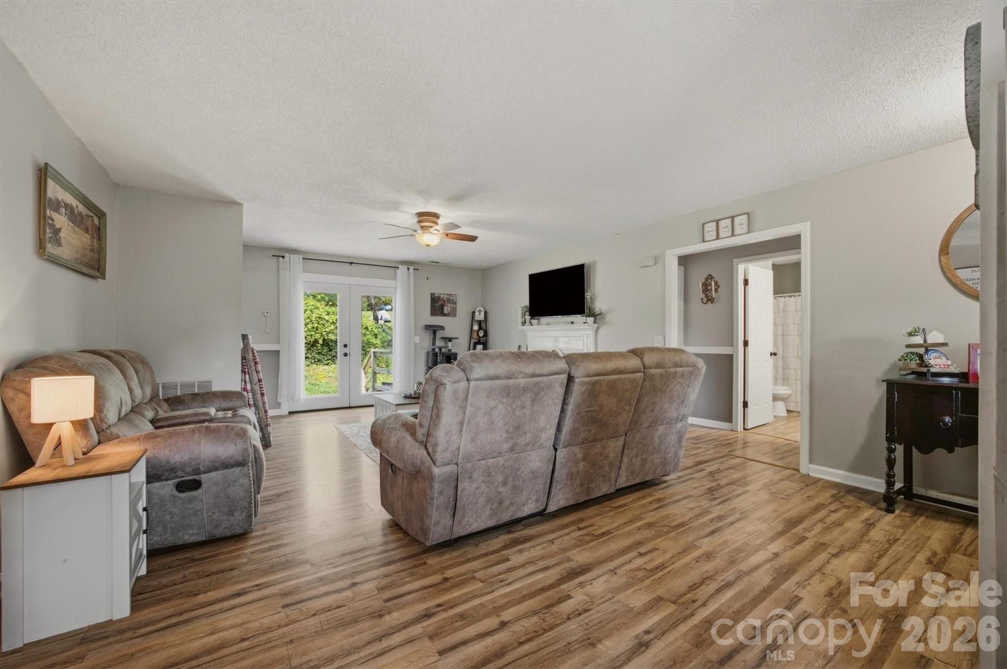 1404 Castle Court — Lenoir