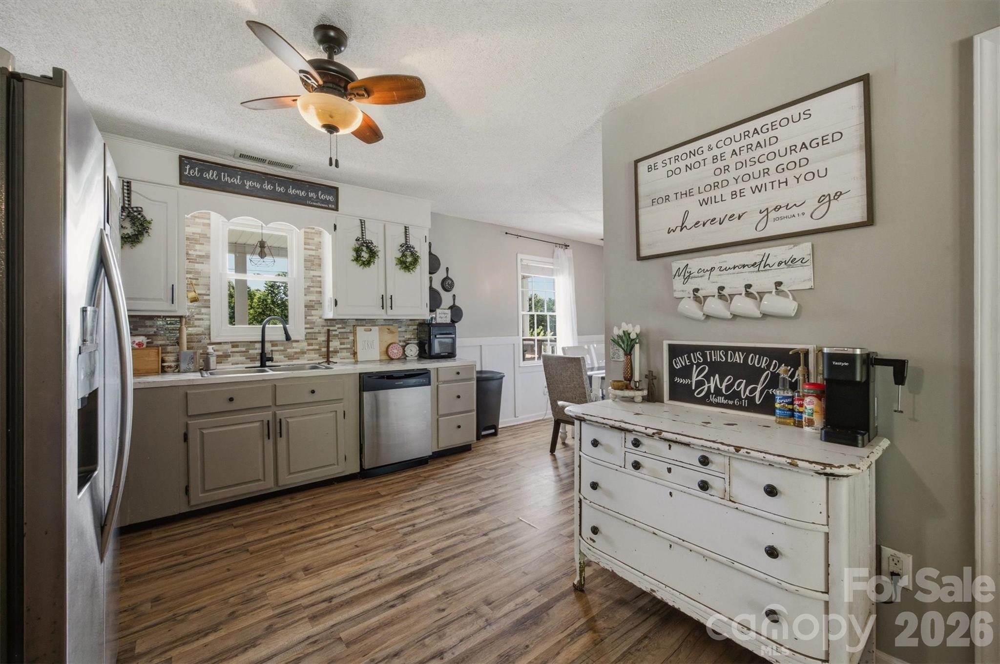 1404 Castle Court — Lenoir