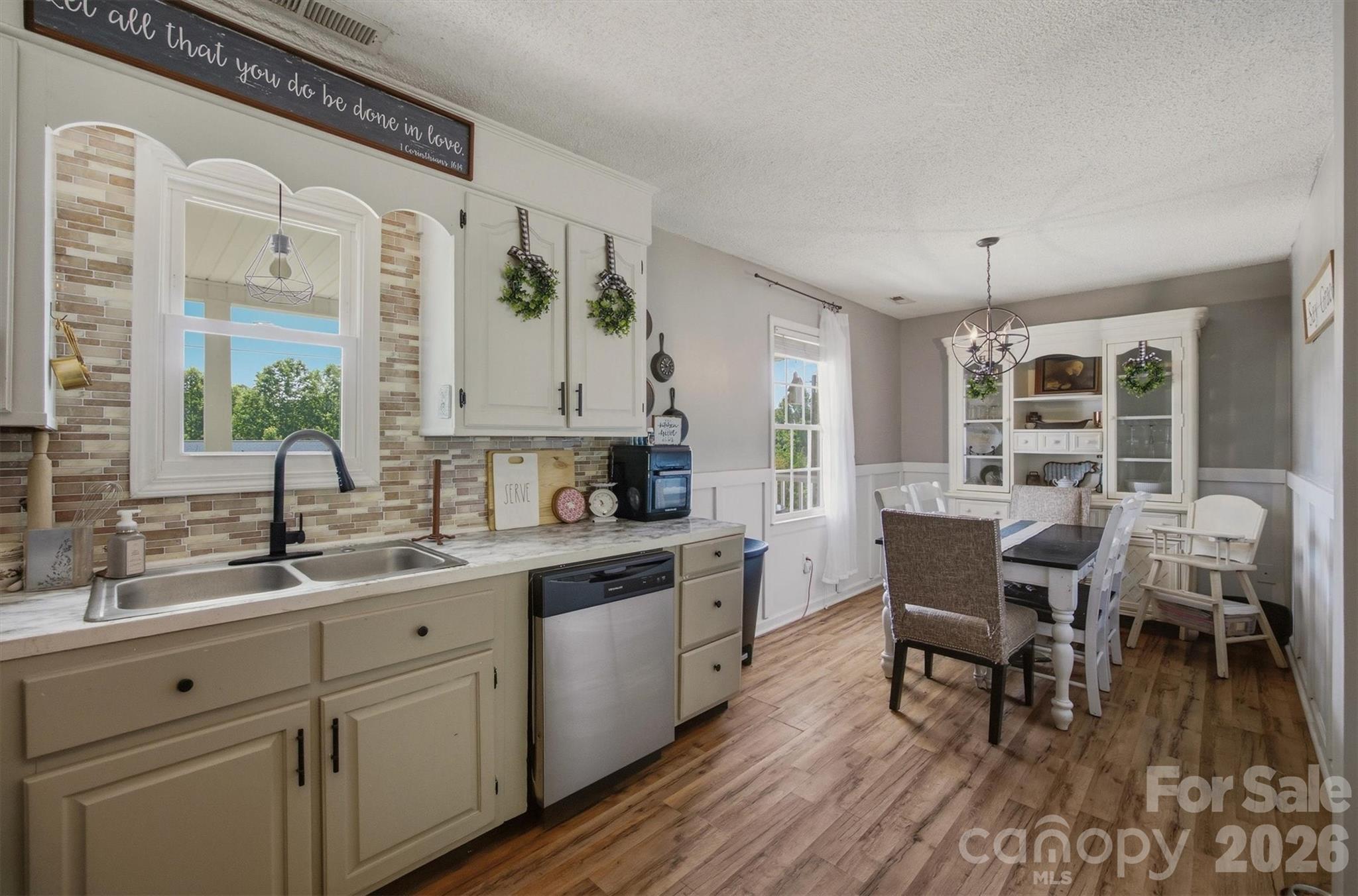 1404 Castle Court — Lenoir
