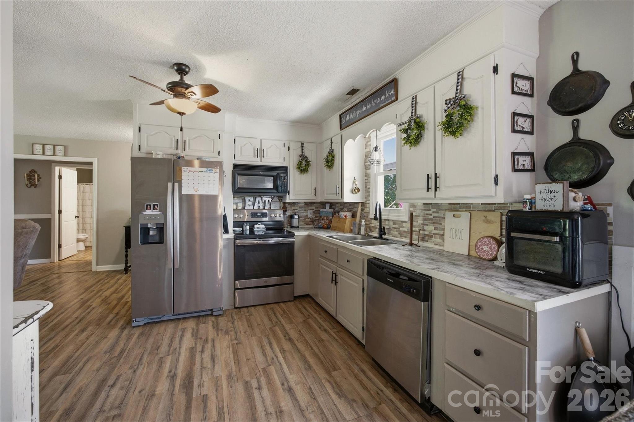 1404 Castle Court — Lenoir
