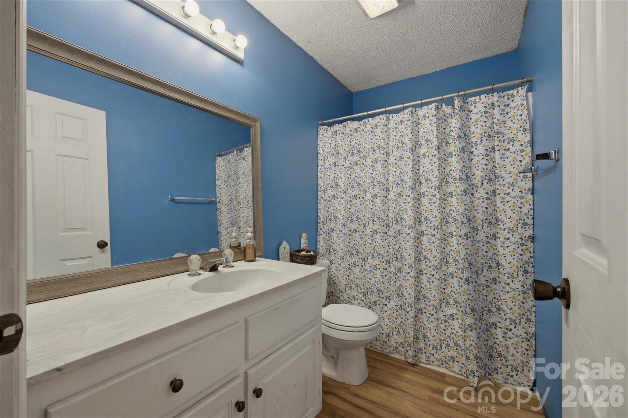 1404 Castle Court — Lenoir