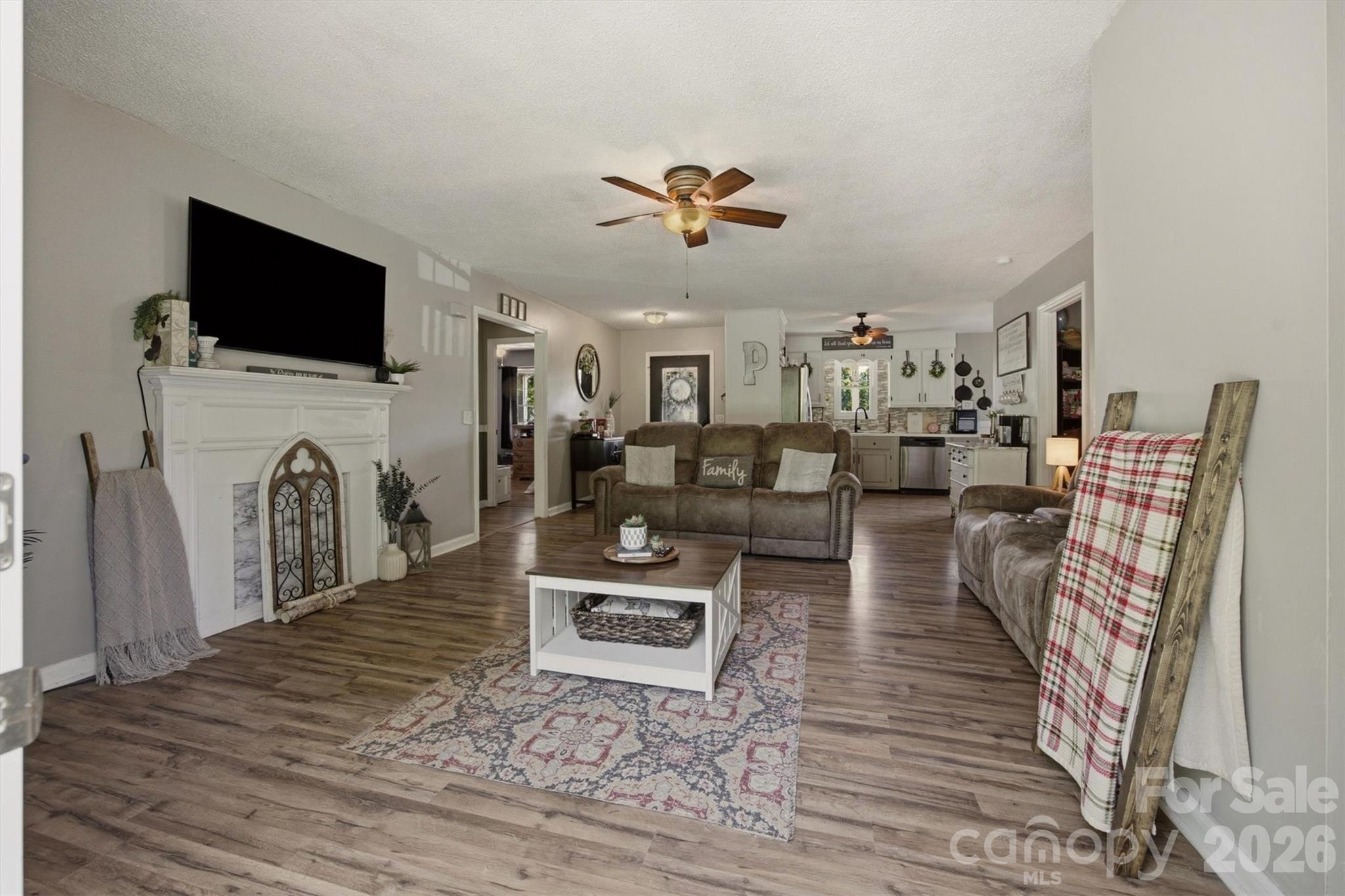 1404 Castle Court — Lenoir