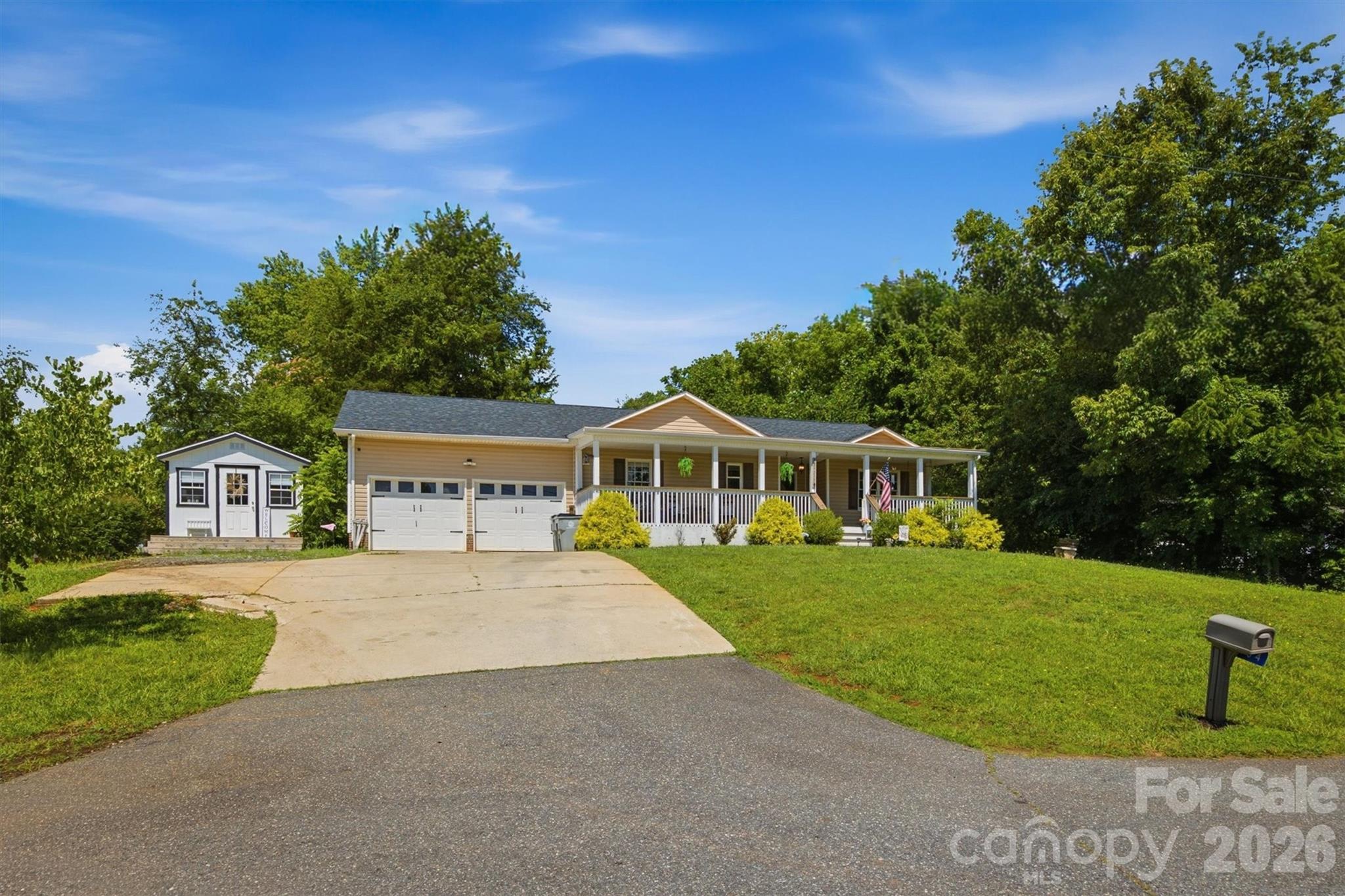 1404 Castle Court — Lenoir