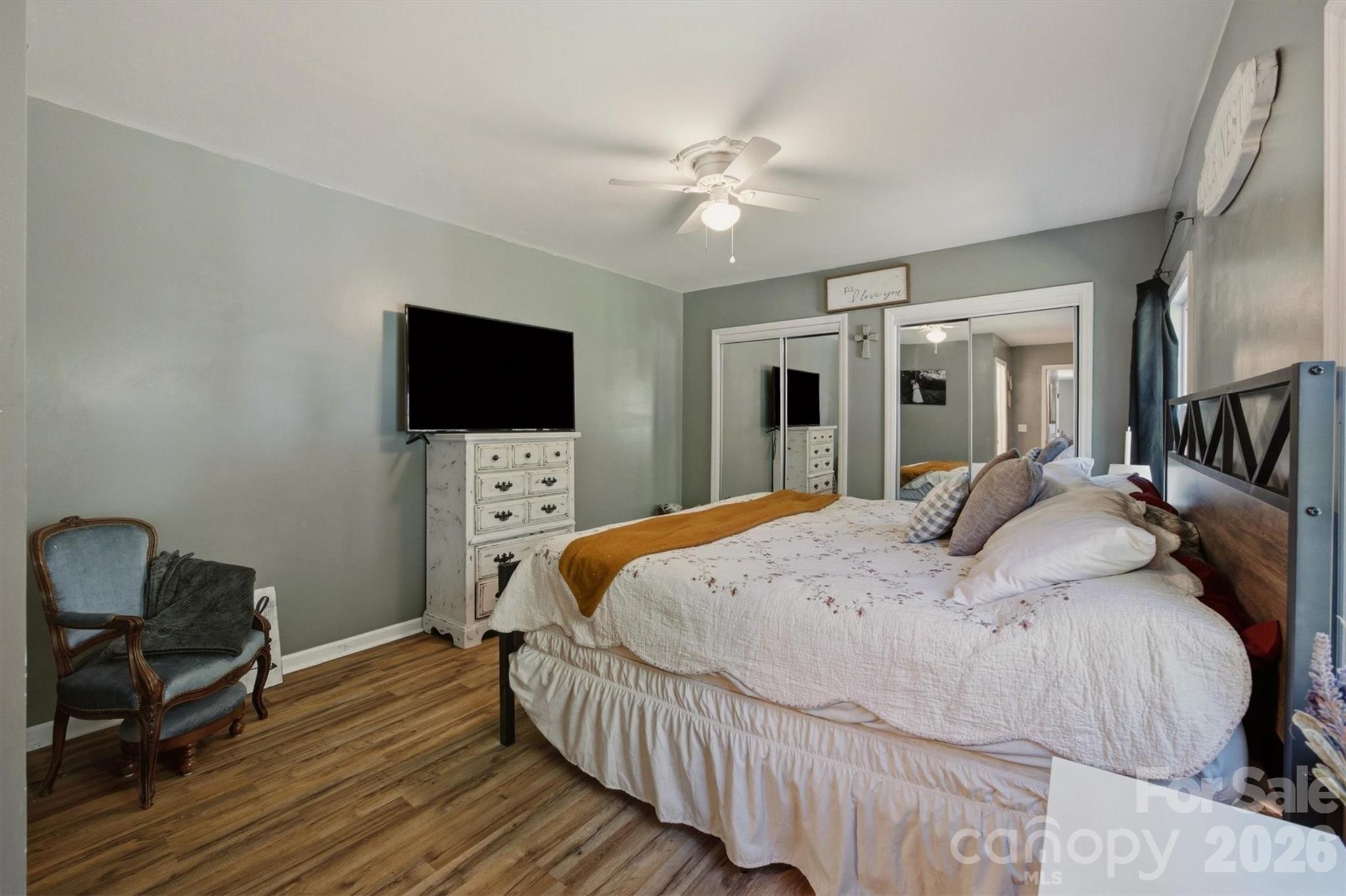 1404 Castle Court — Lenoir
