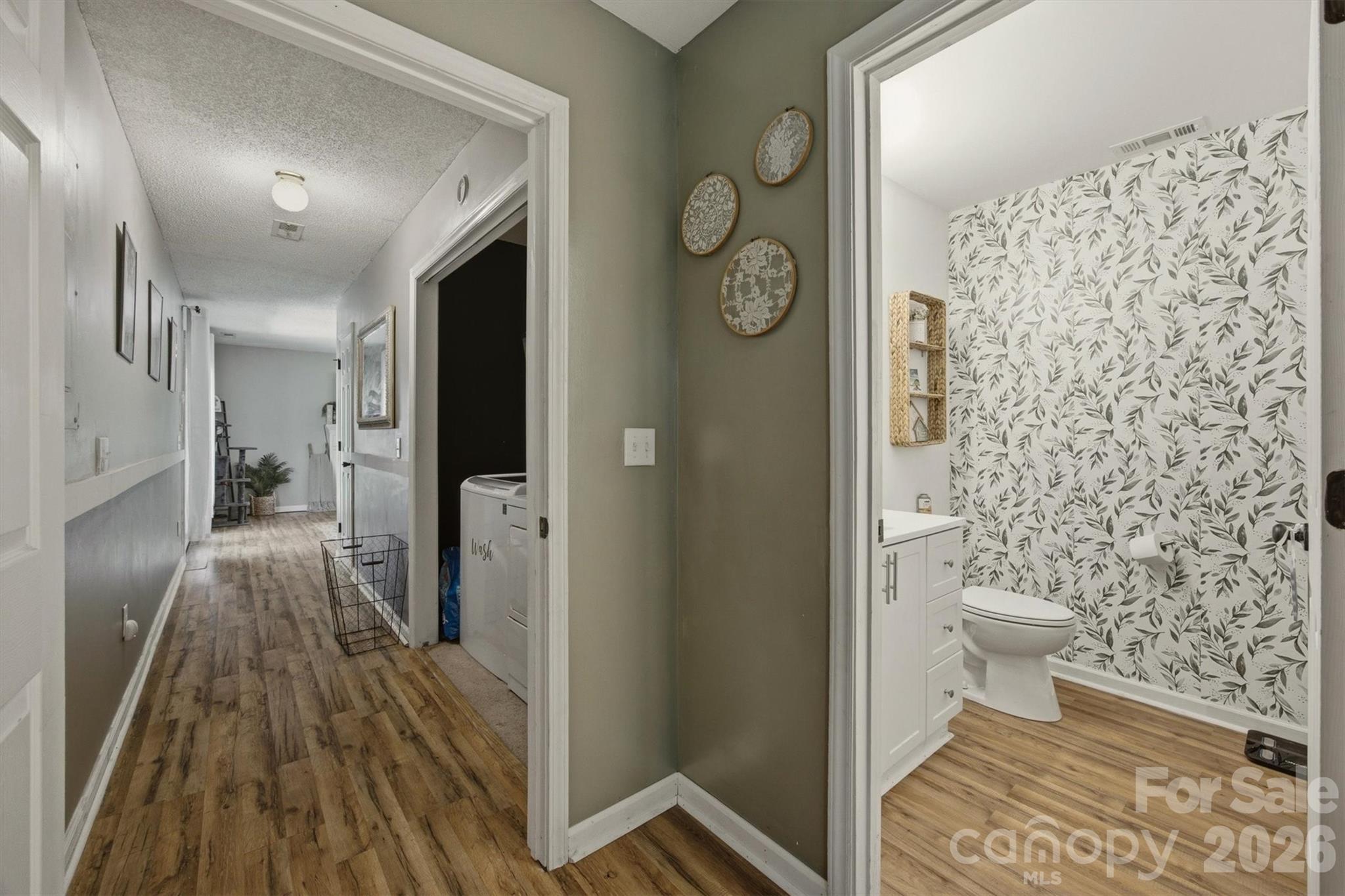 1404 Castle Court — Lenoir
