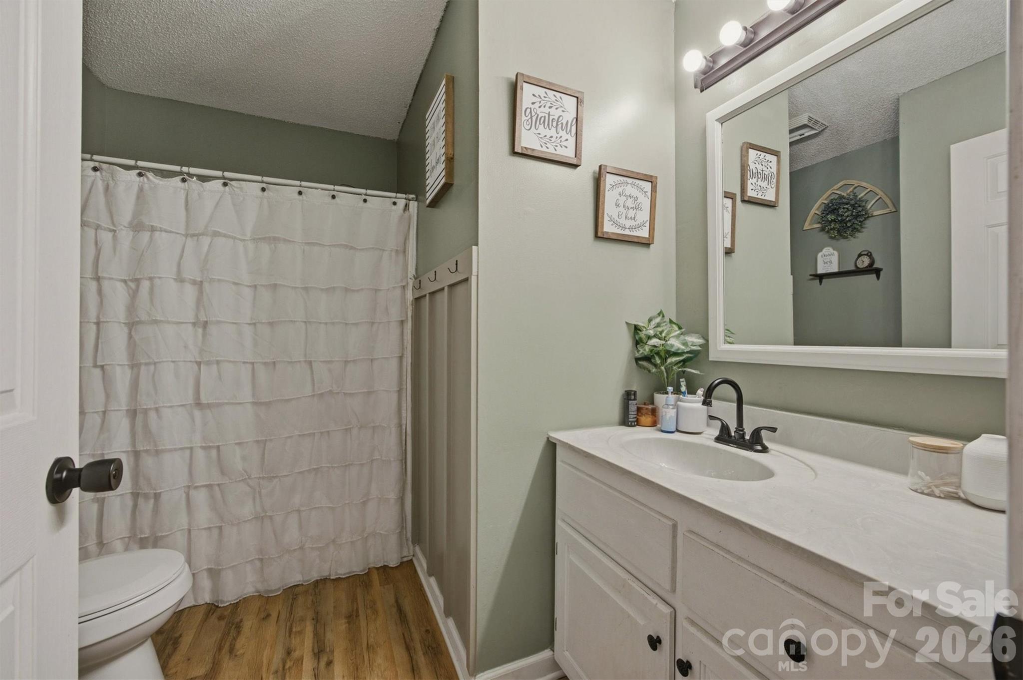 1404 Castle Court — Lenoir