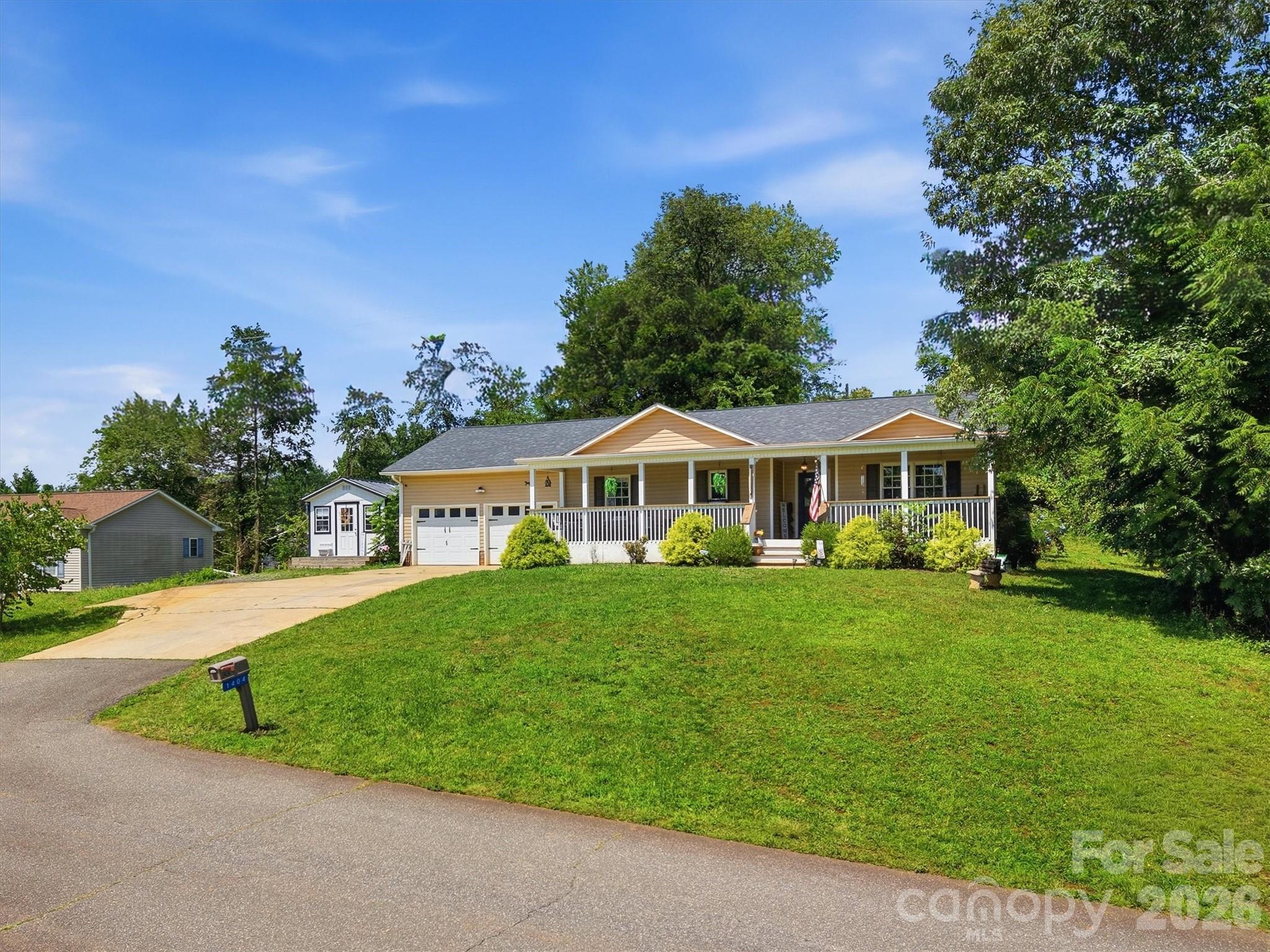 1404 Castle Court — Lenoir
