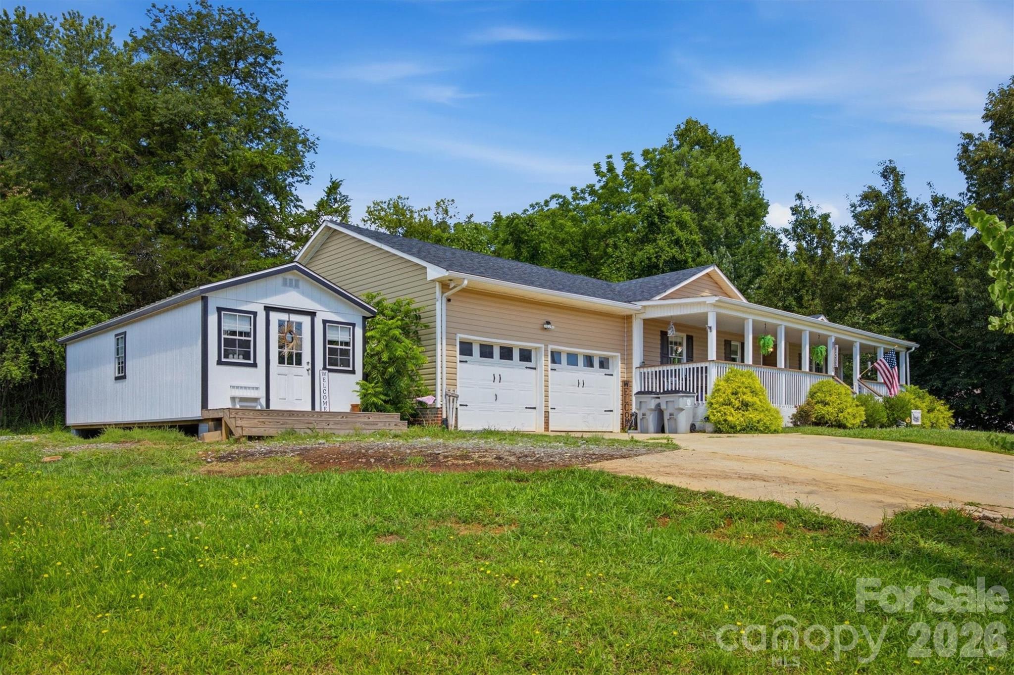 1404 Castle Court — Lenoir