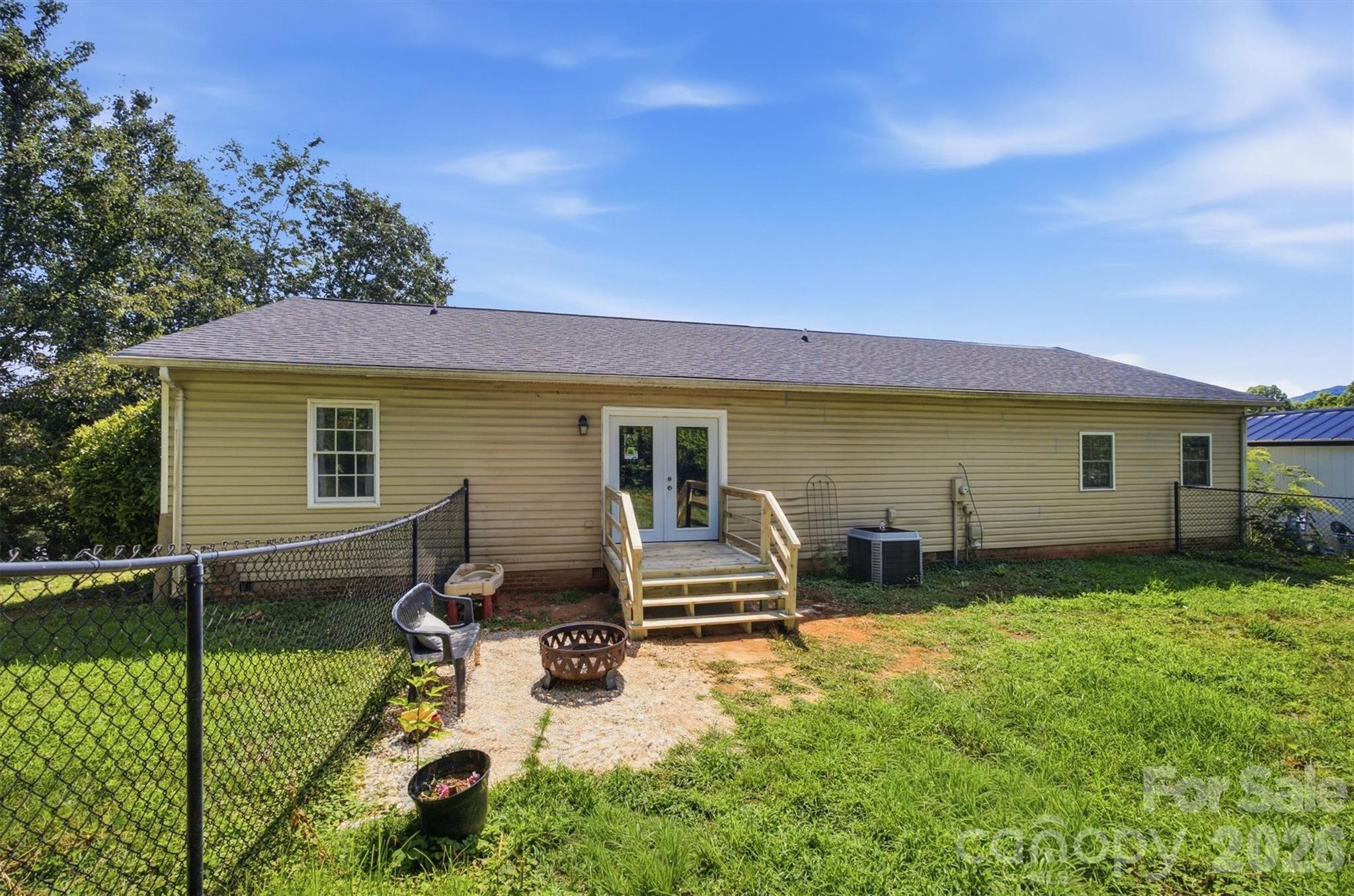 1404 Castle Court — Lenoir