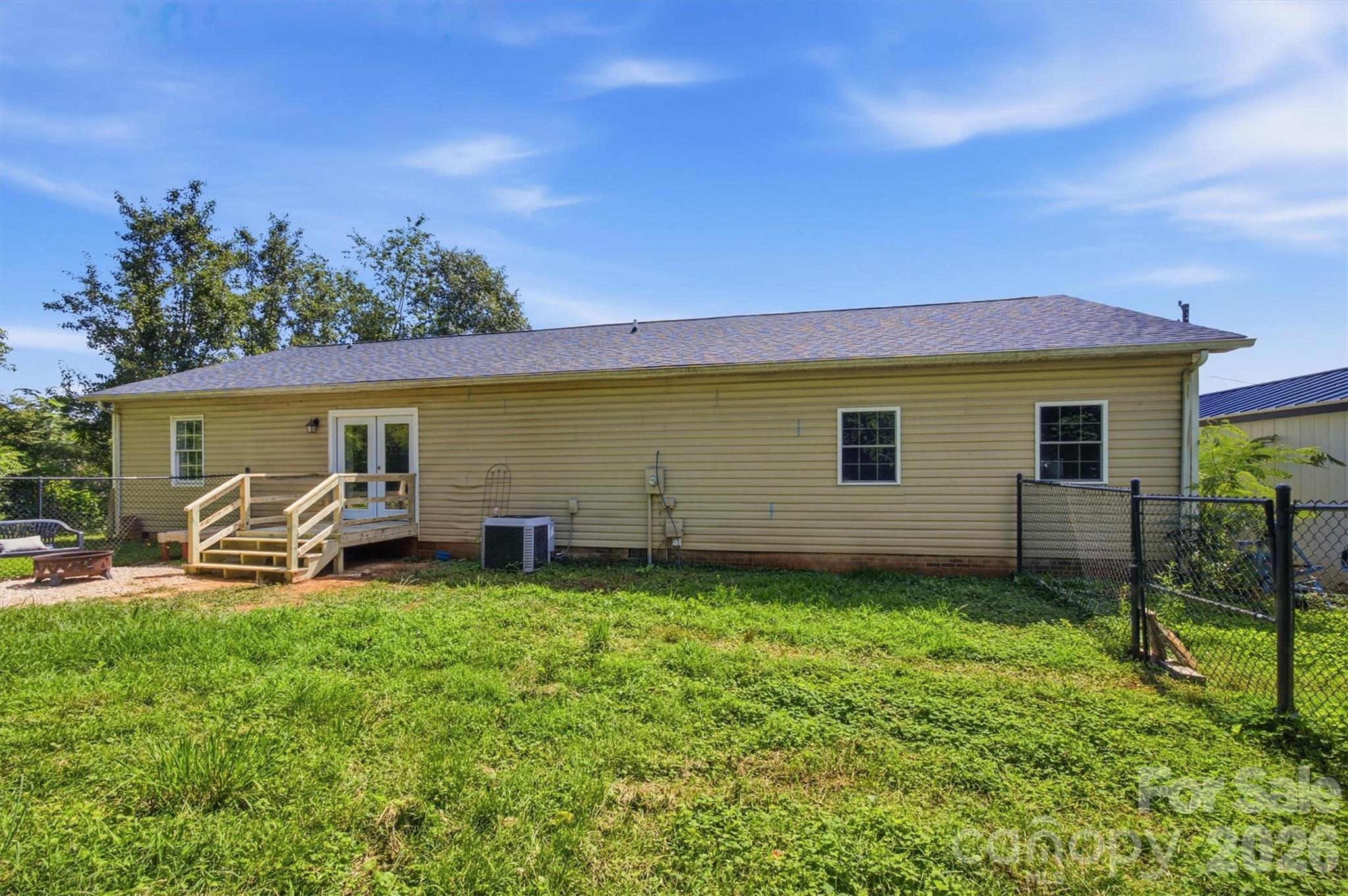 1404 Castle Court — Lenoir