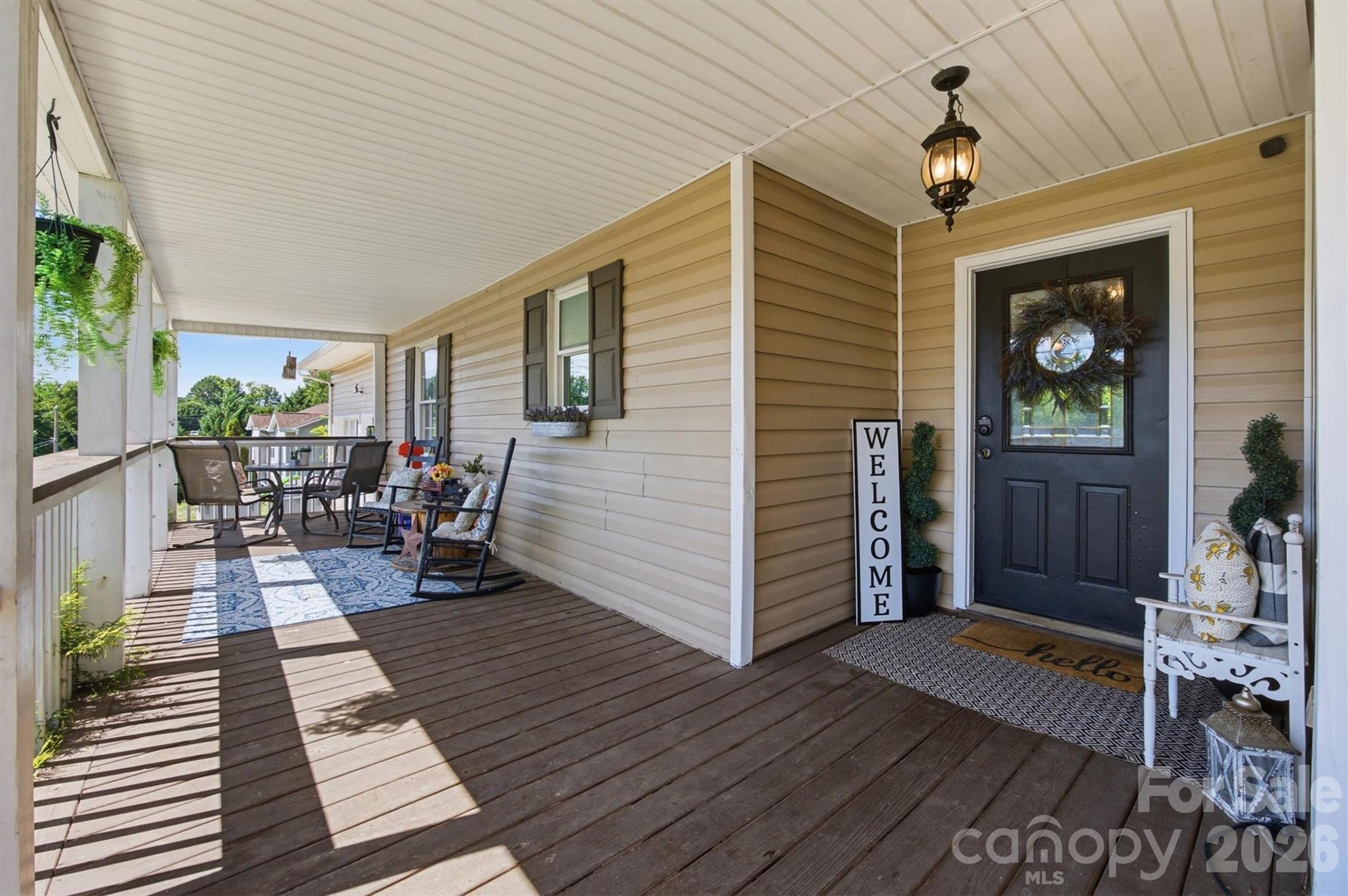 1404 Castle Court — Lenoir