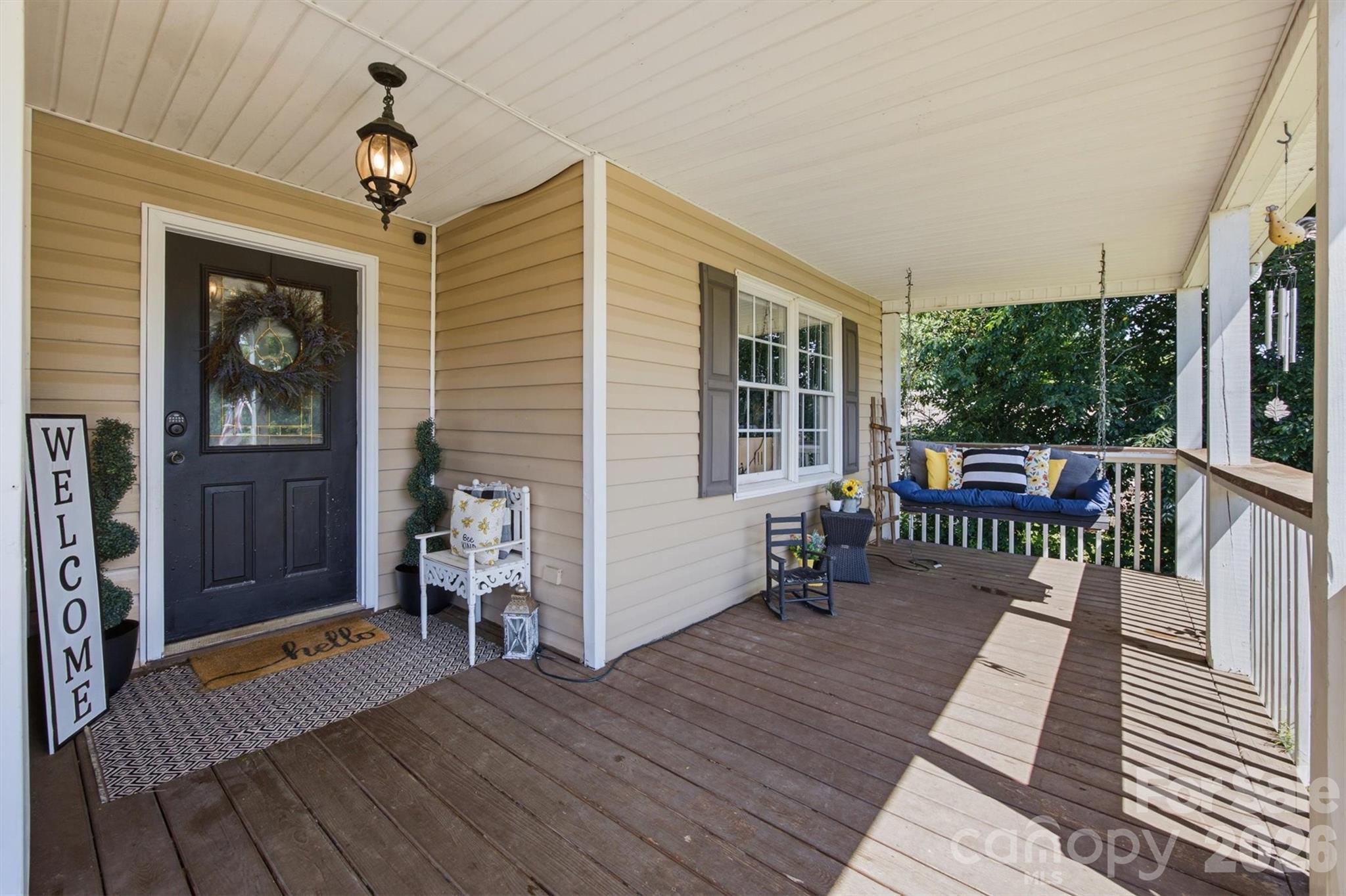 1404 Castle Court — Lenoir