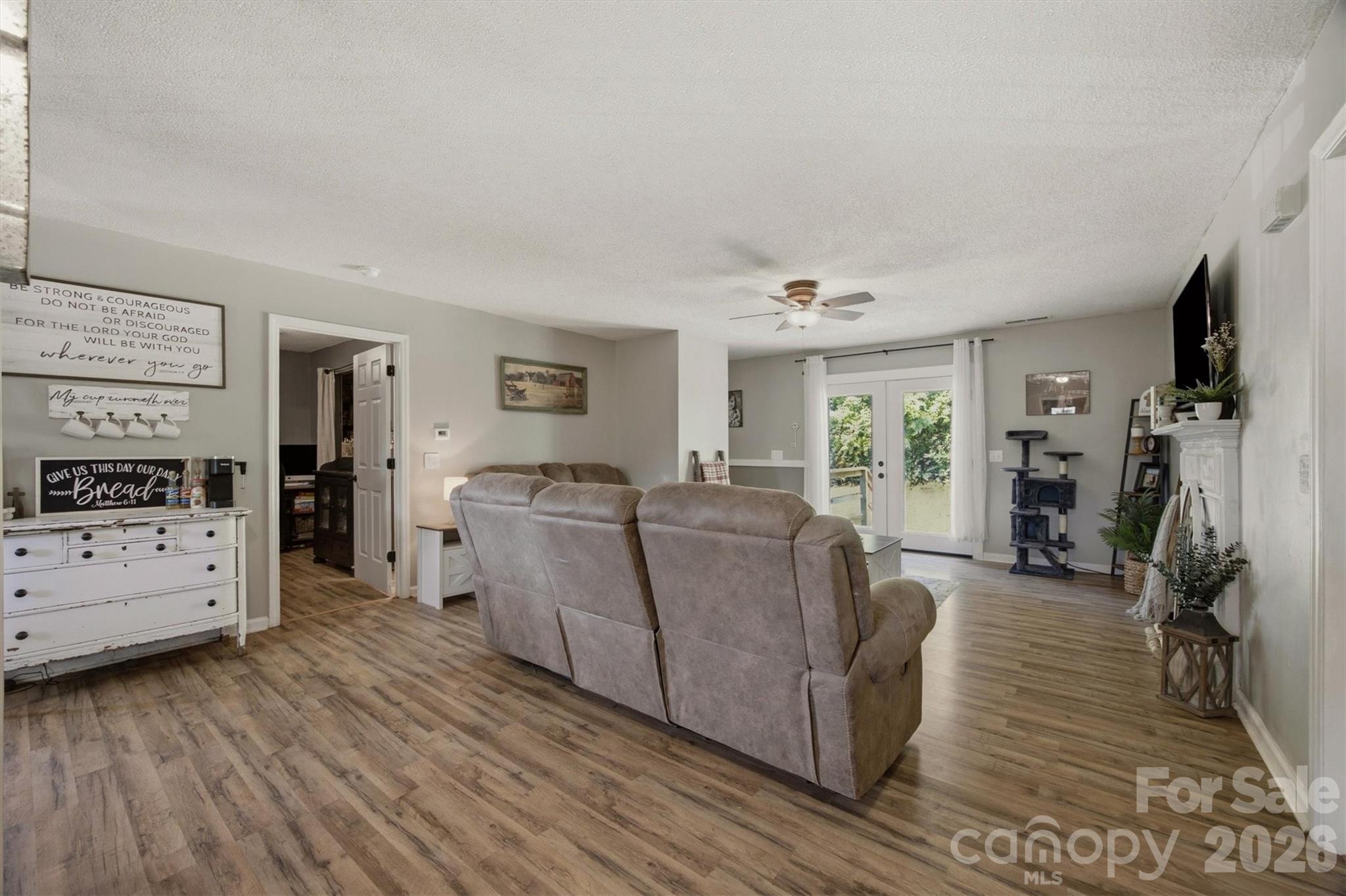 1404 Castle Court — Lenoir