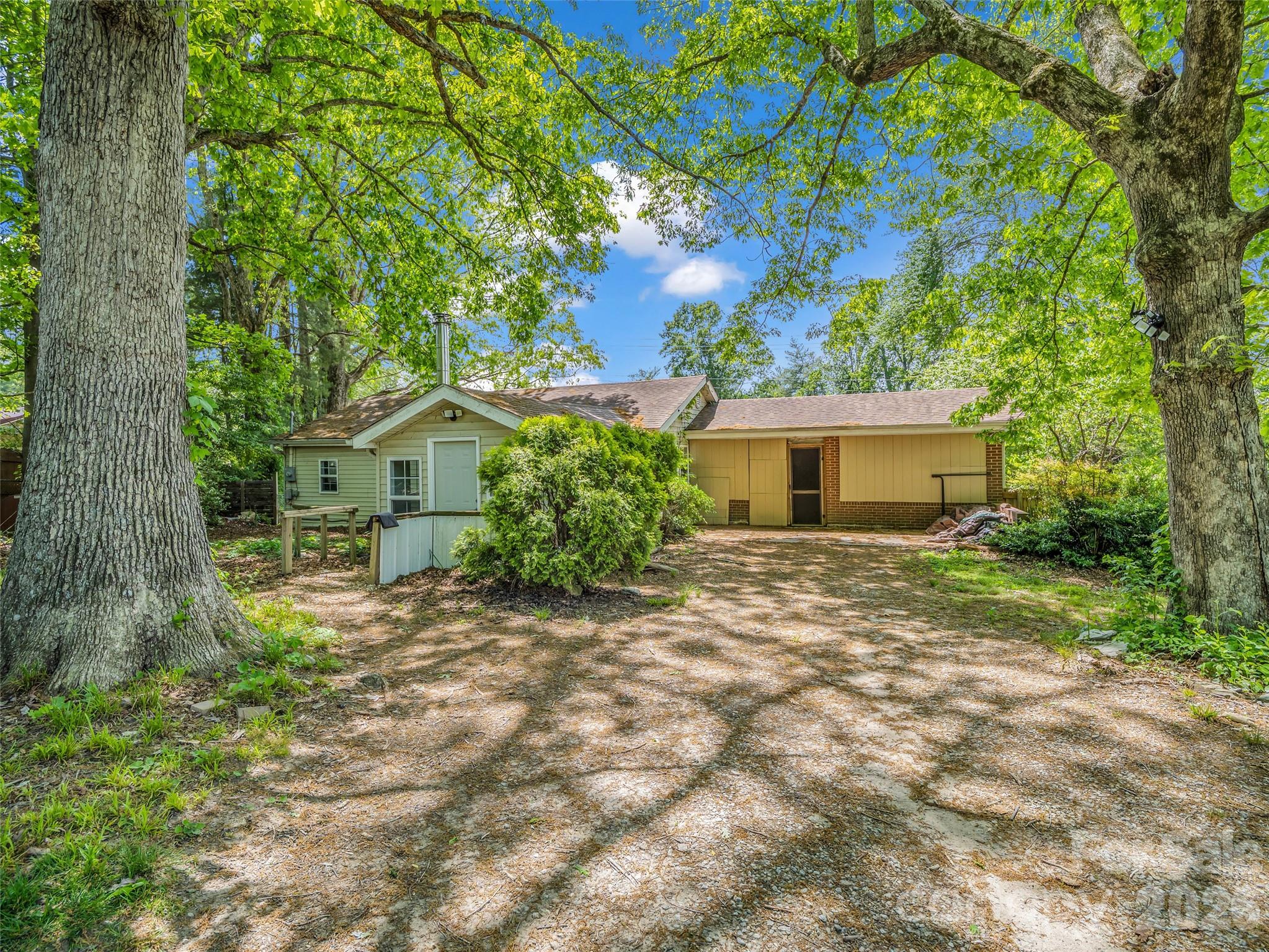 1916 Old Spartanburg Road — Hendersonville