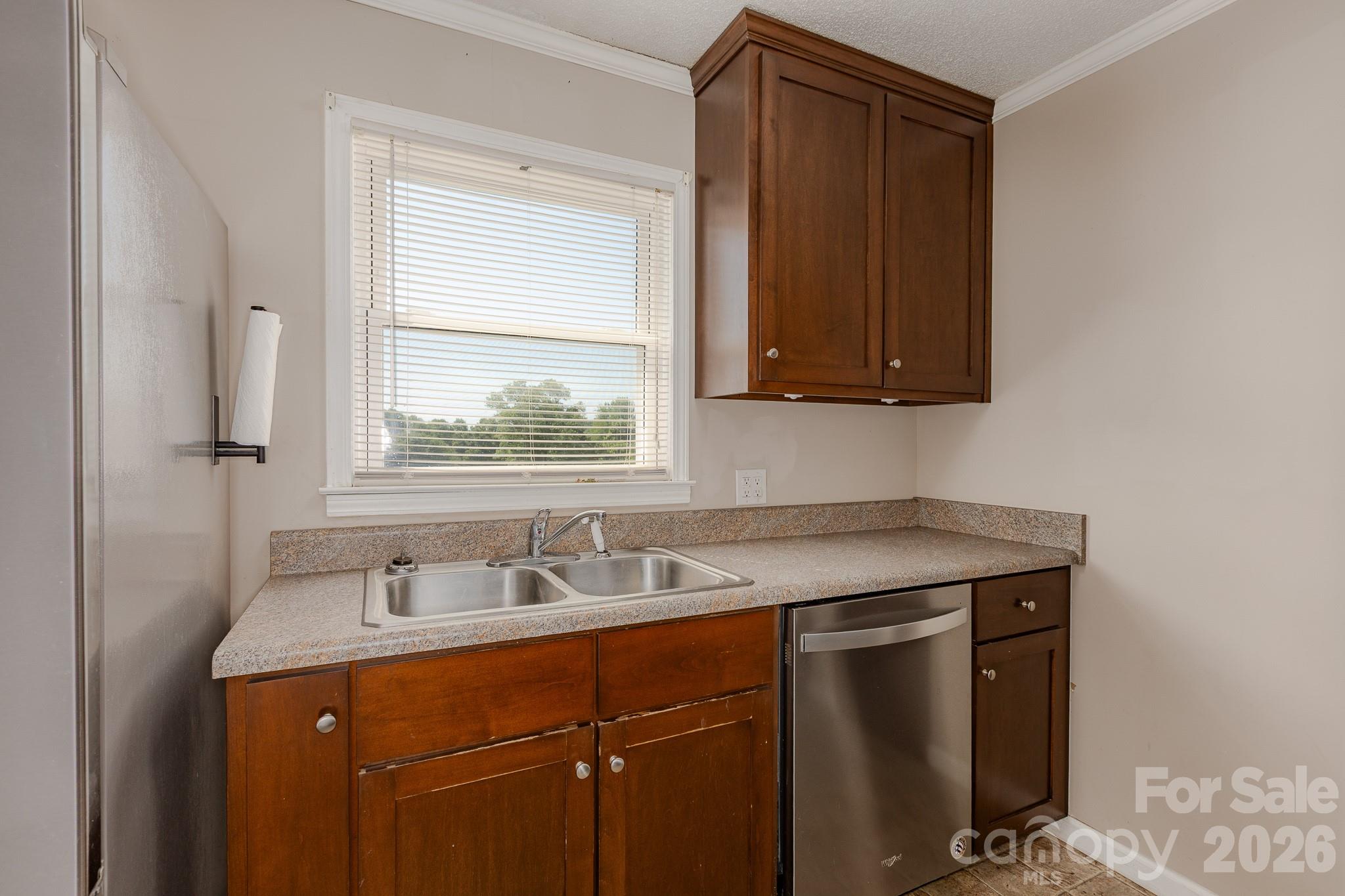 2101 LaMesa Court — Lenoir