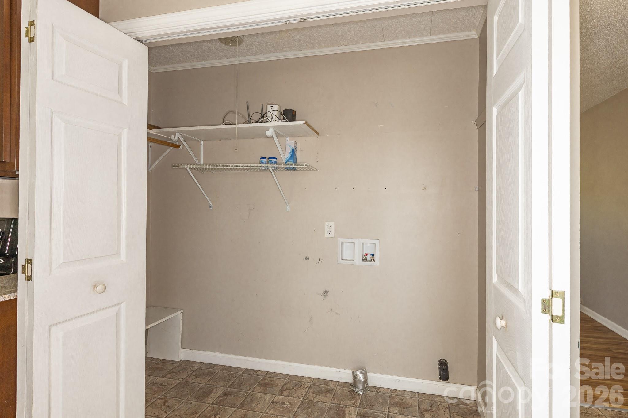 2101 LaMesa Court — Lenoir
