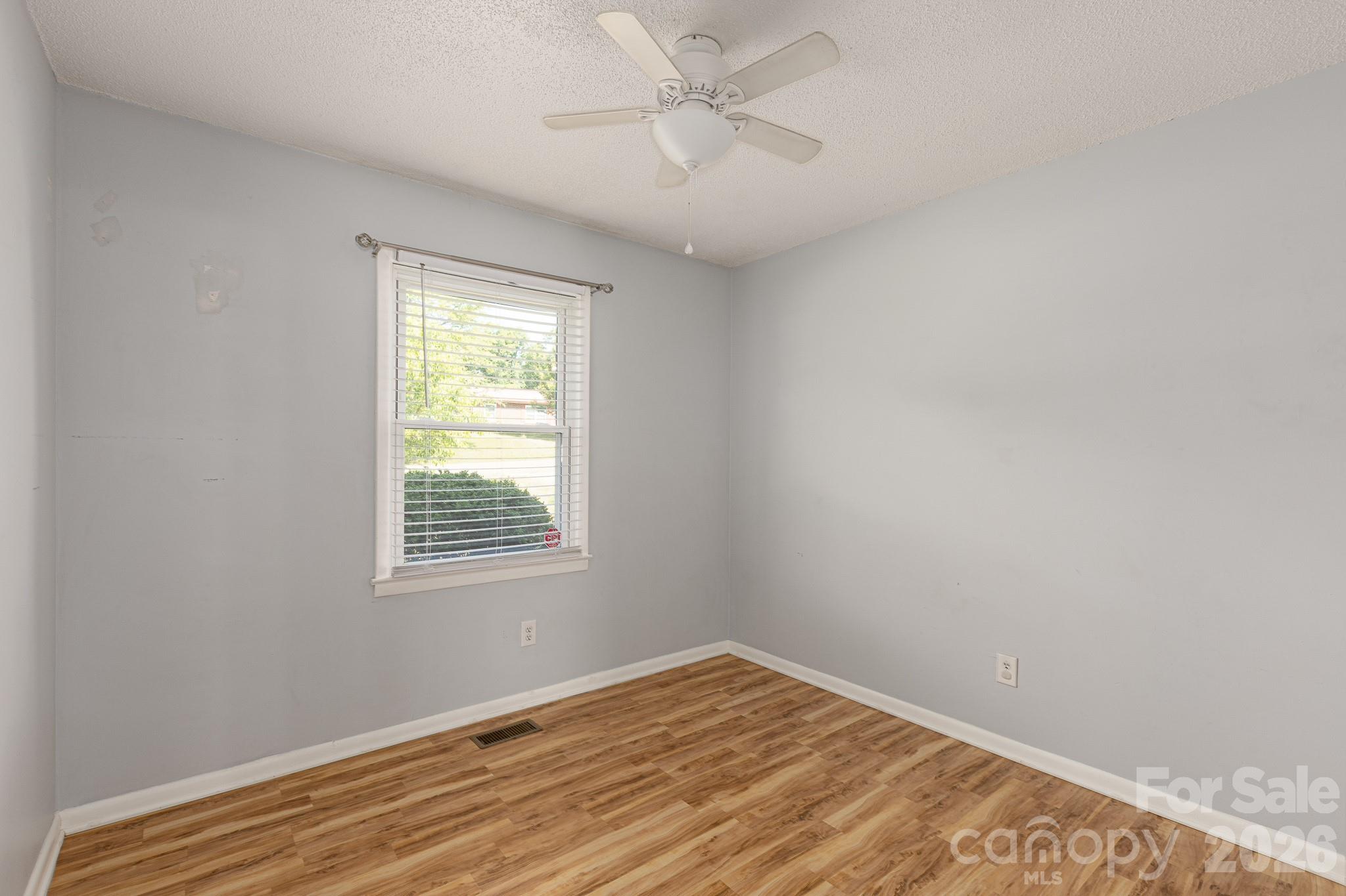 2101 LaMesa Court — Lenoir