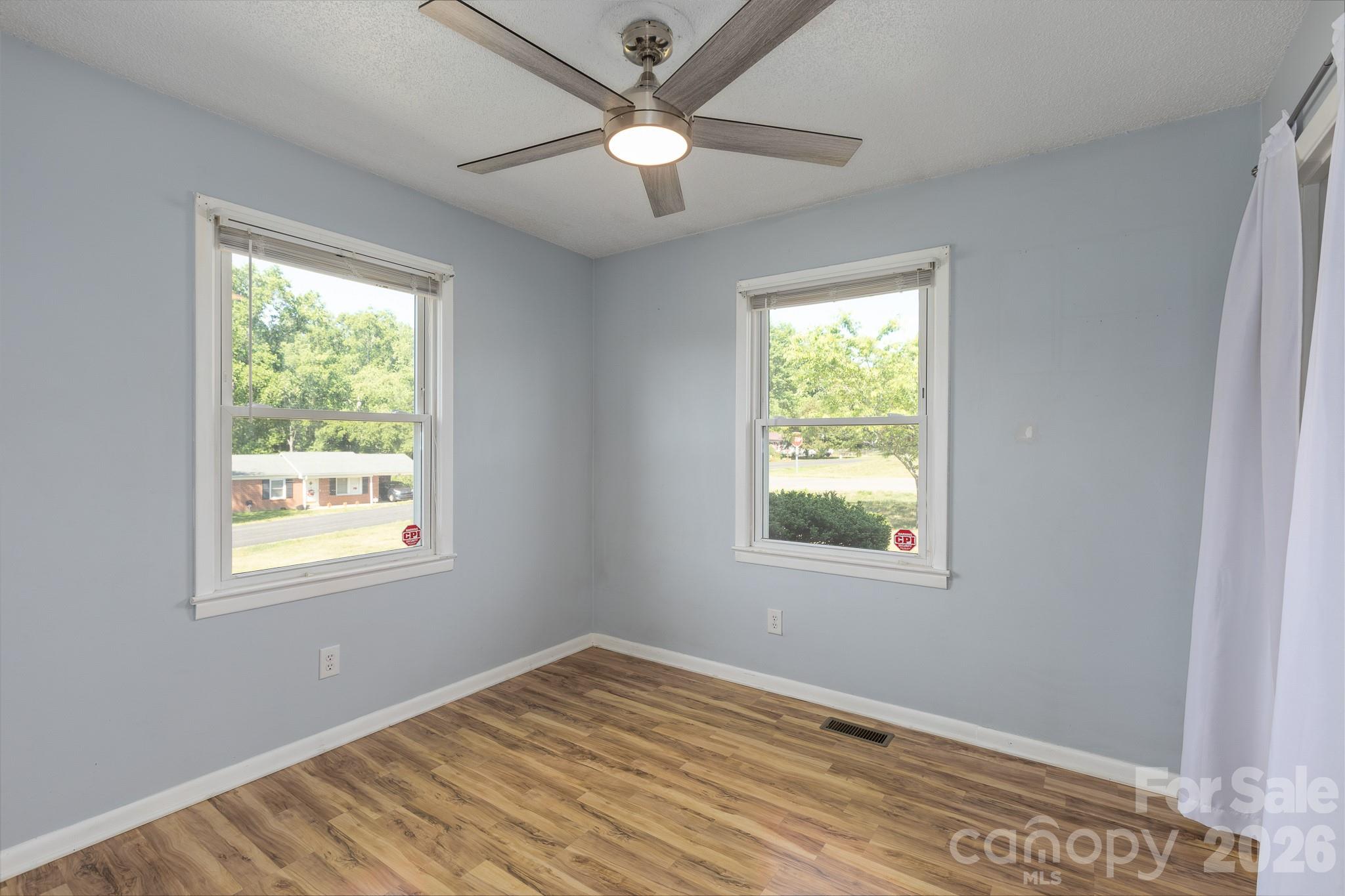 2101 LaMesa Court — Lenoir