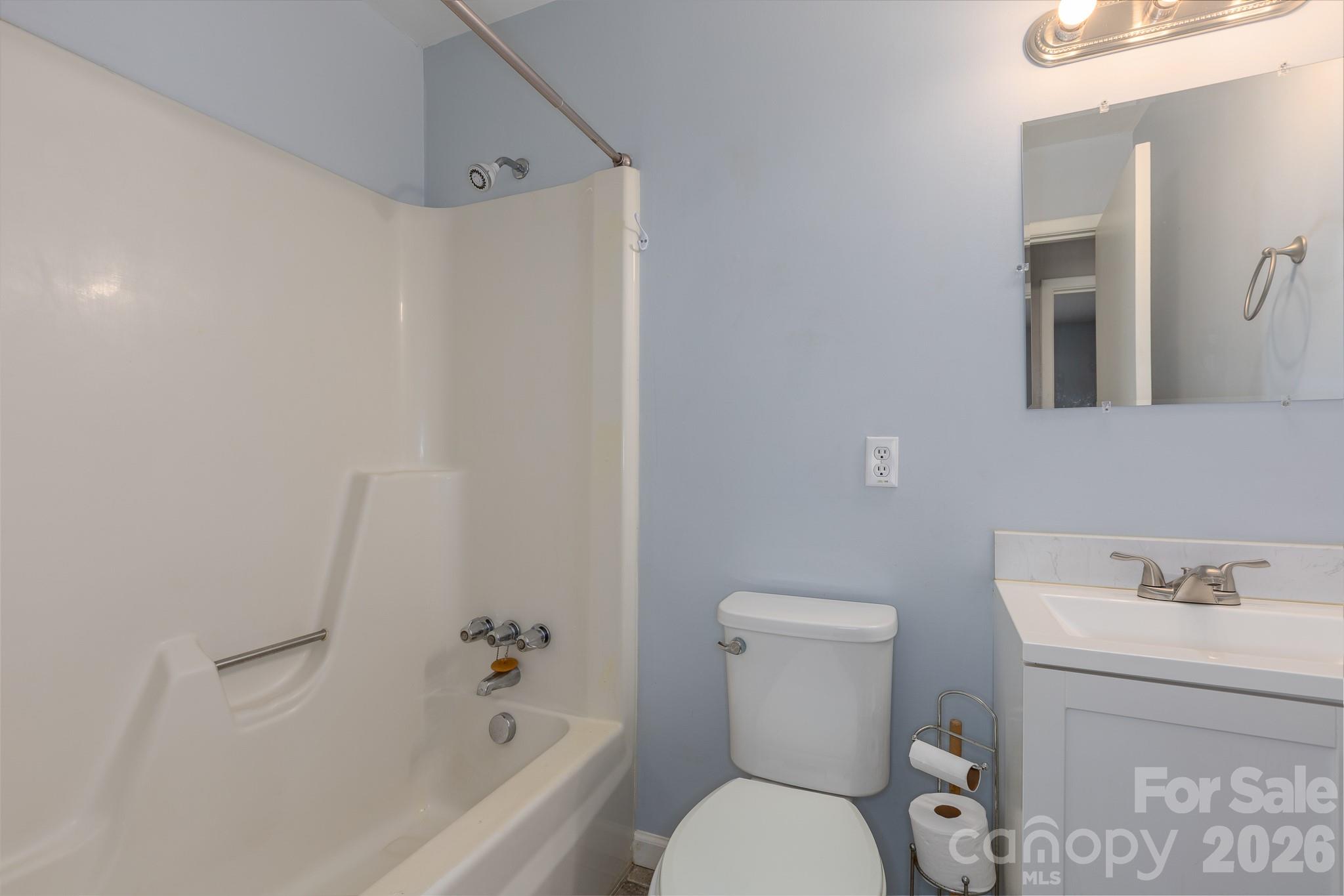 2101 LaMesa Court — Lenoir