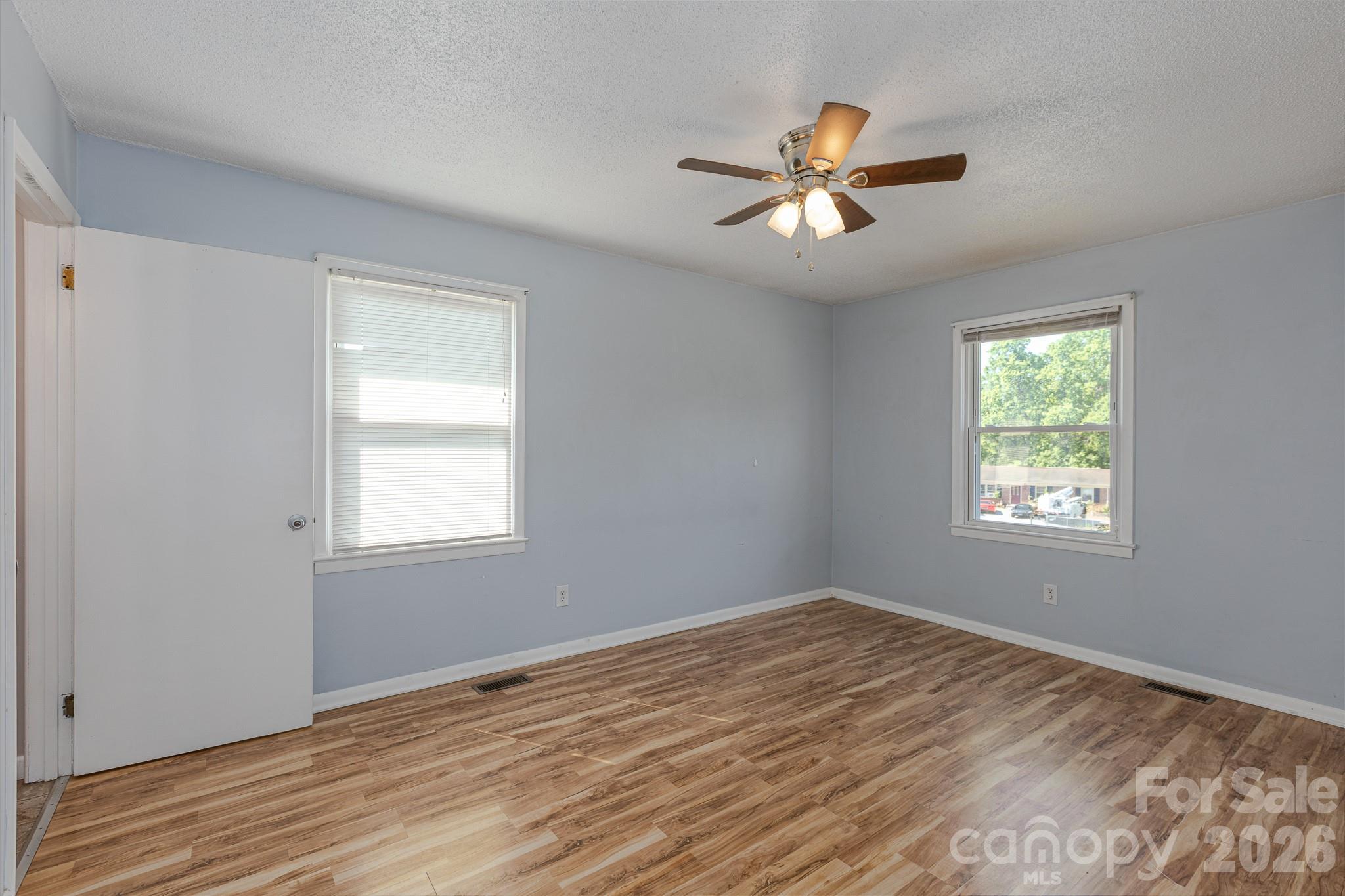 2101 LaMesa Court — Lenoir