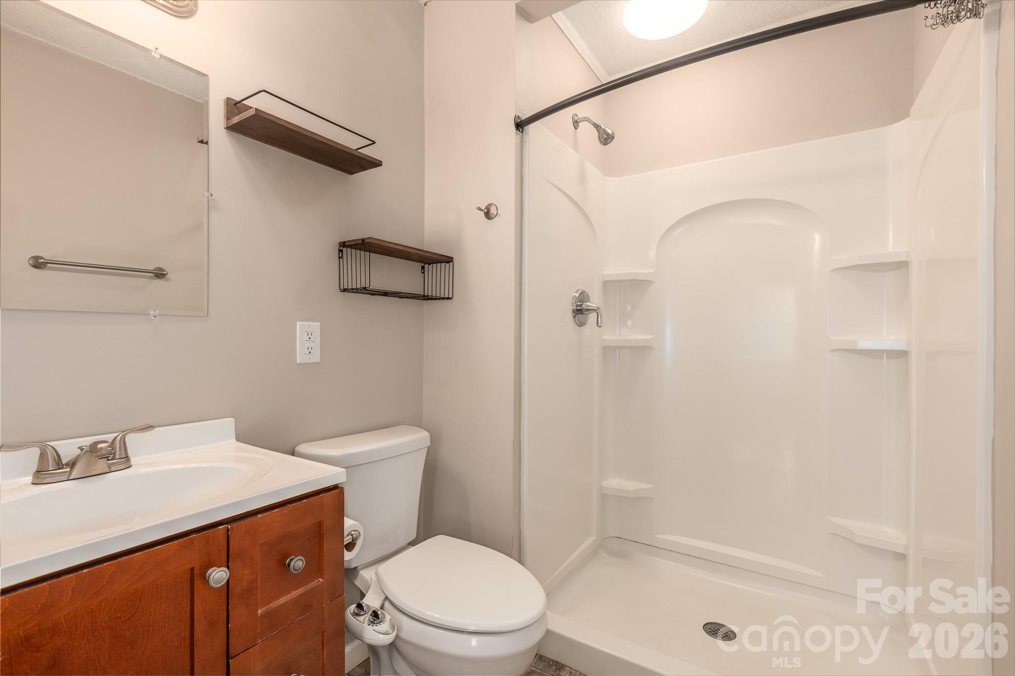 2101 LaMesa Court — Lenoir