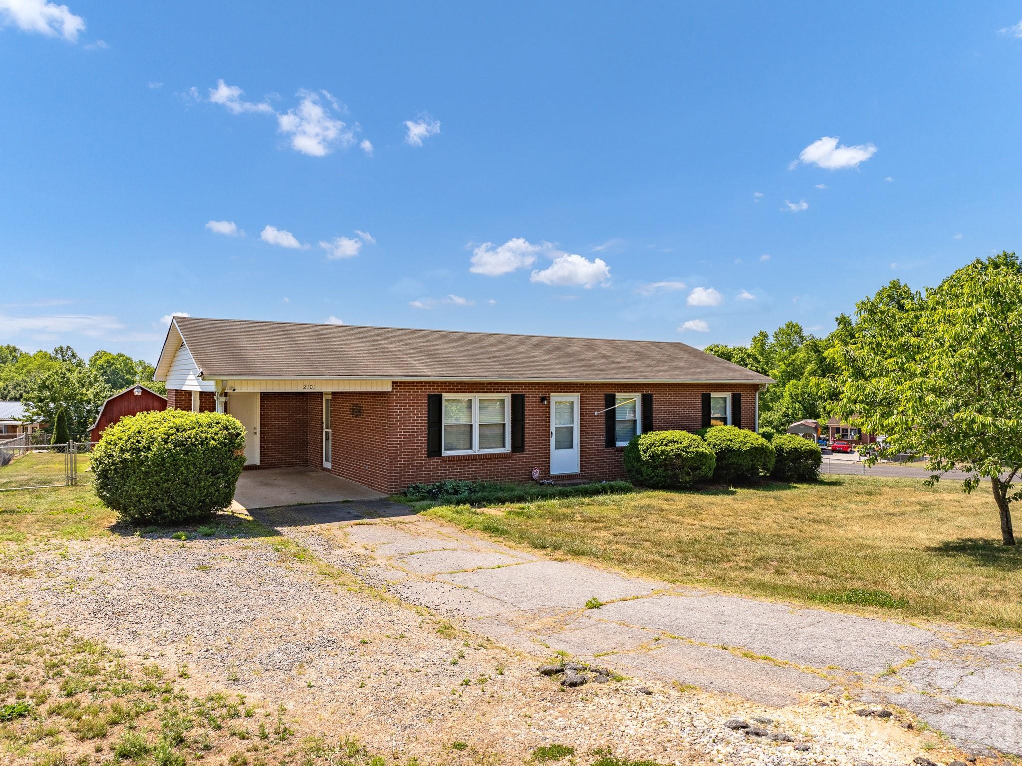 2101 LaMesa Court — Lenoir