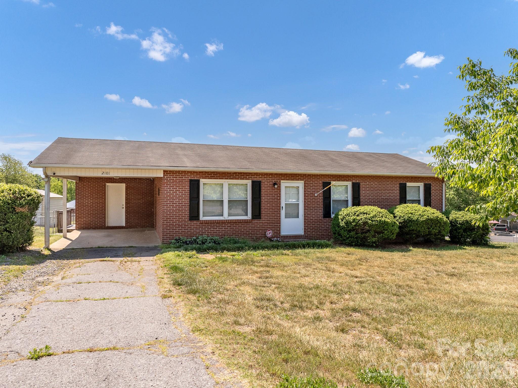2101 LaMesa Court — Lenoir
