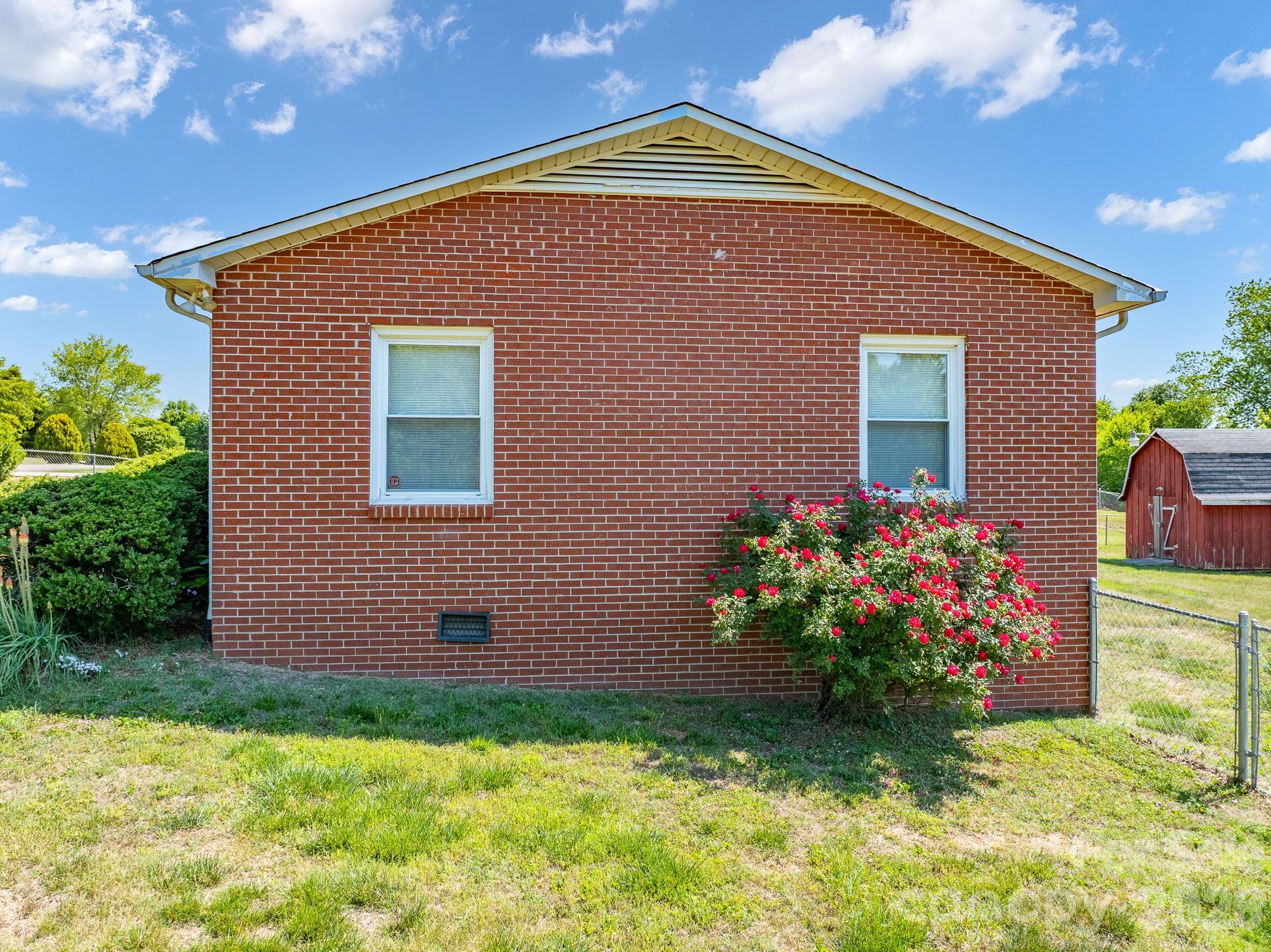 2101 LaMesa Court — Lenoir