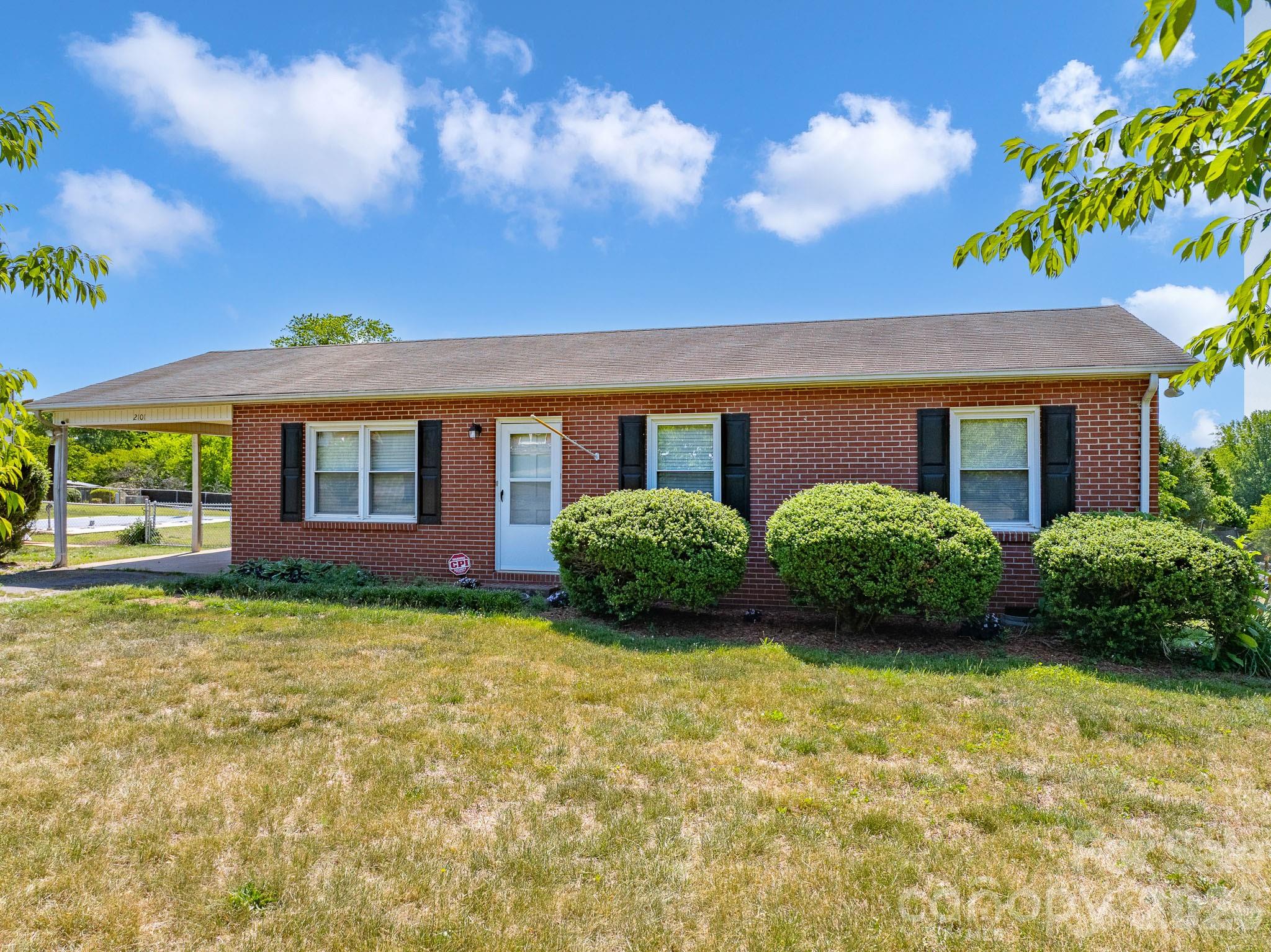 2101 LaMesa Court — Lenoir