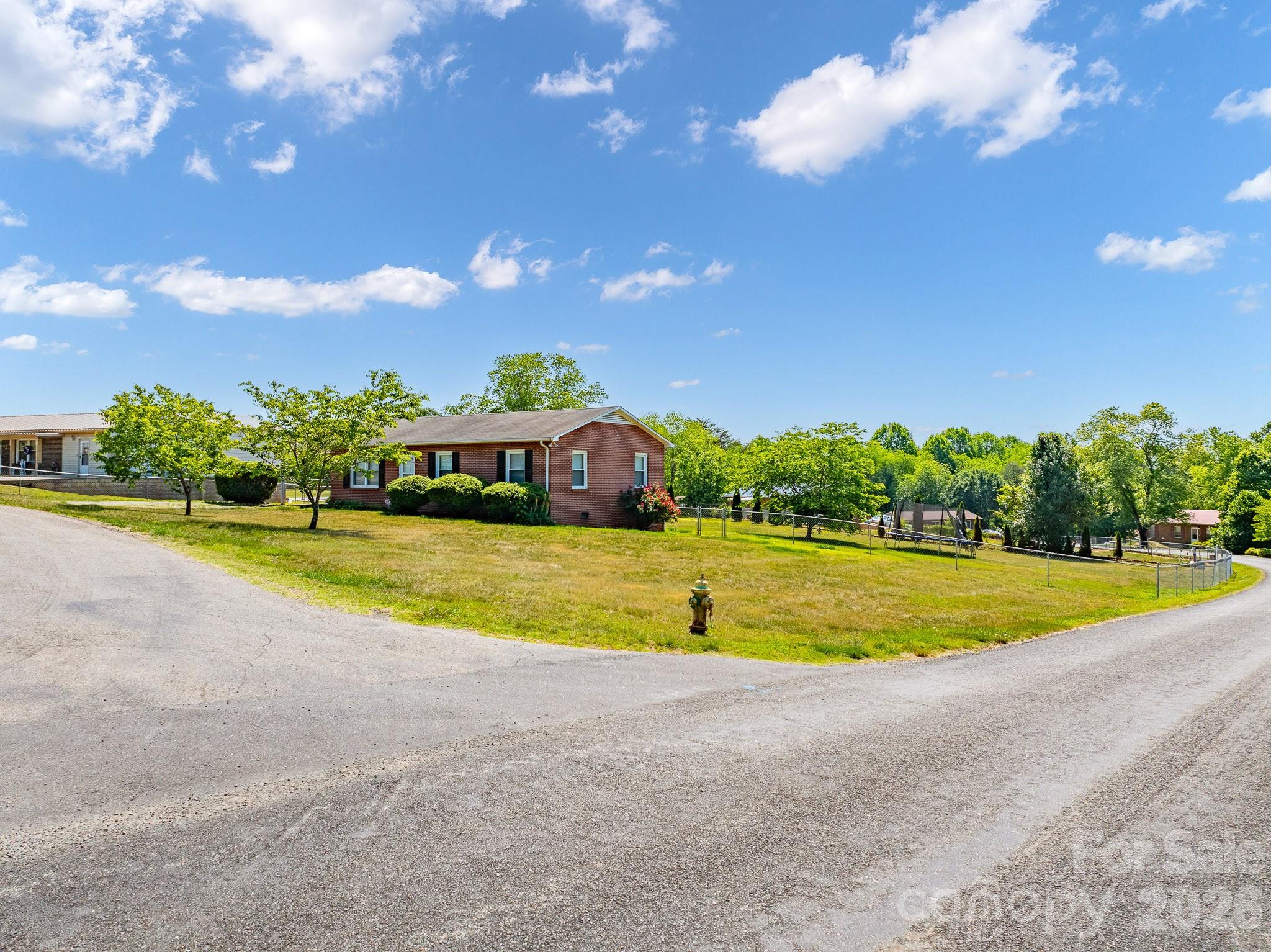 2101 LaMesa Court — Lenoir