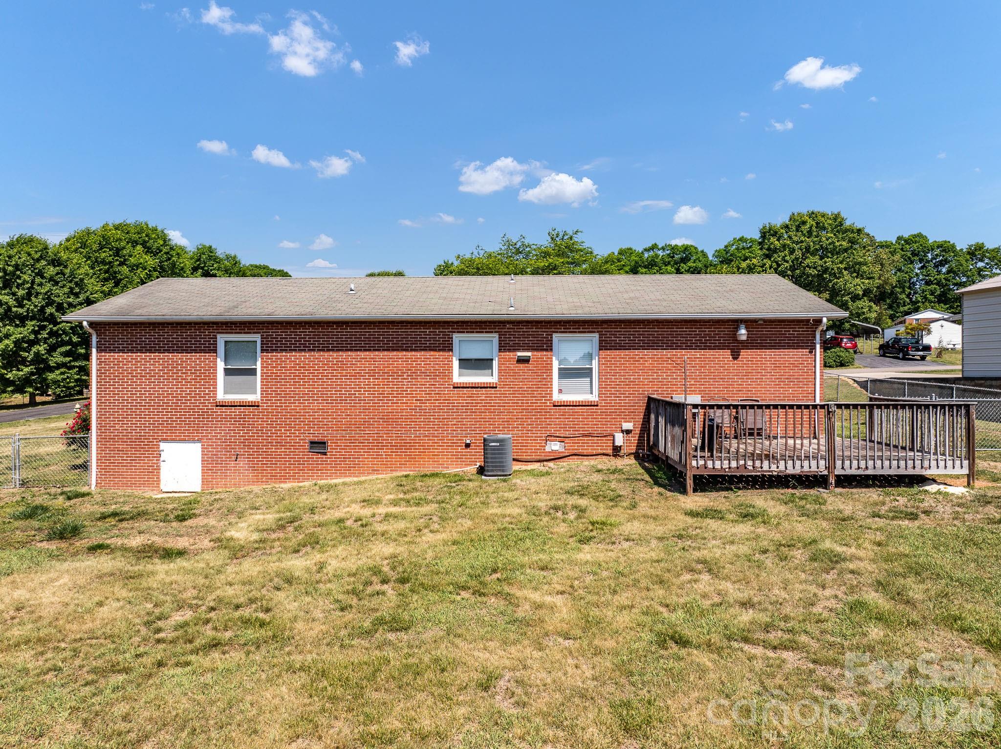 2101 LaMesa Court — Lenoir