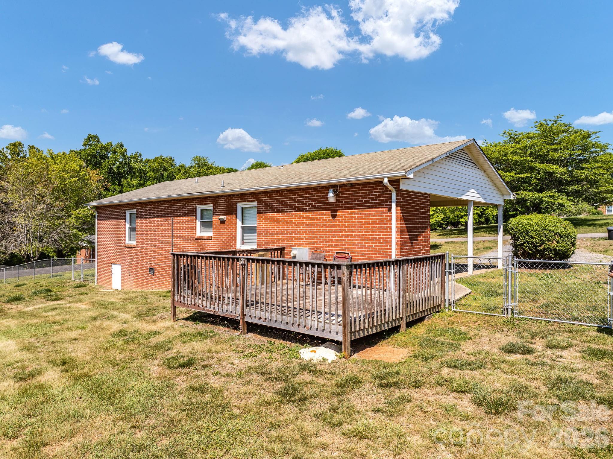 2101 LaMesa Court — Lenoir