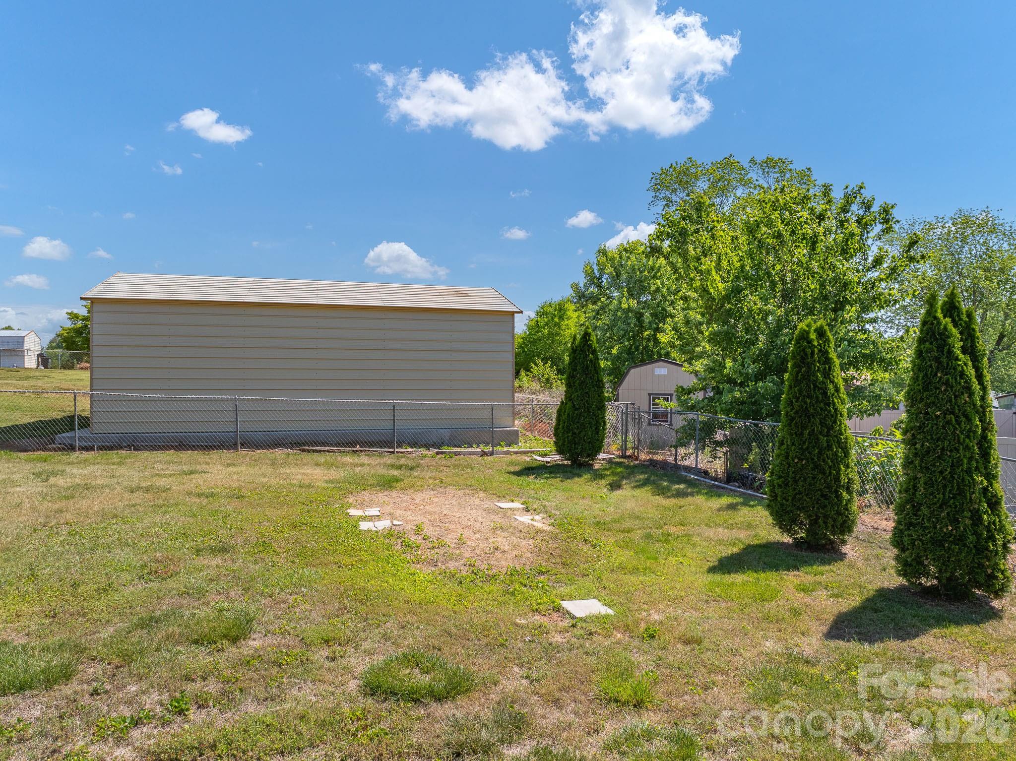2101 LaMesa Court — Lenoir