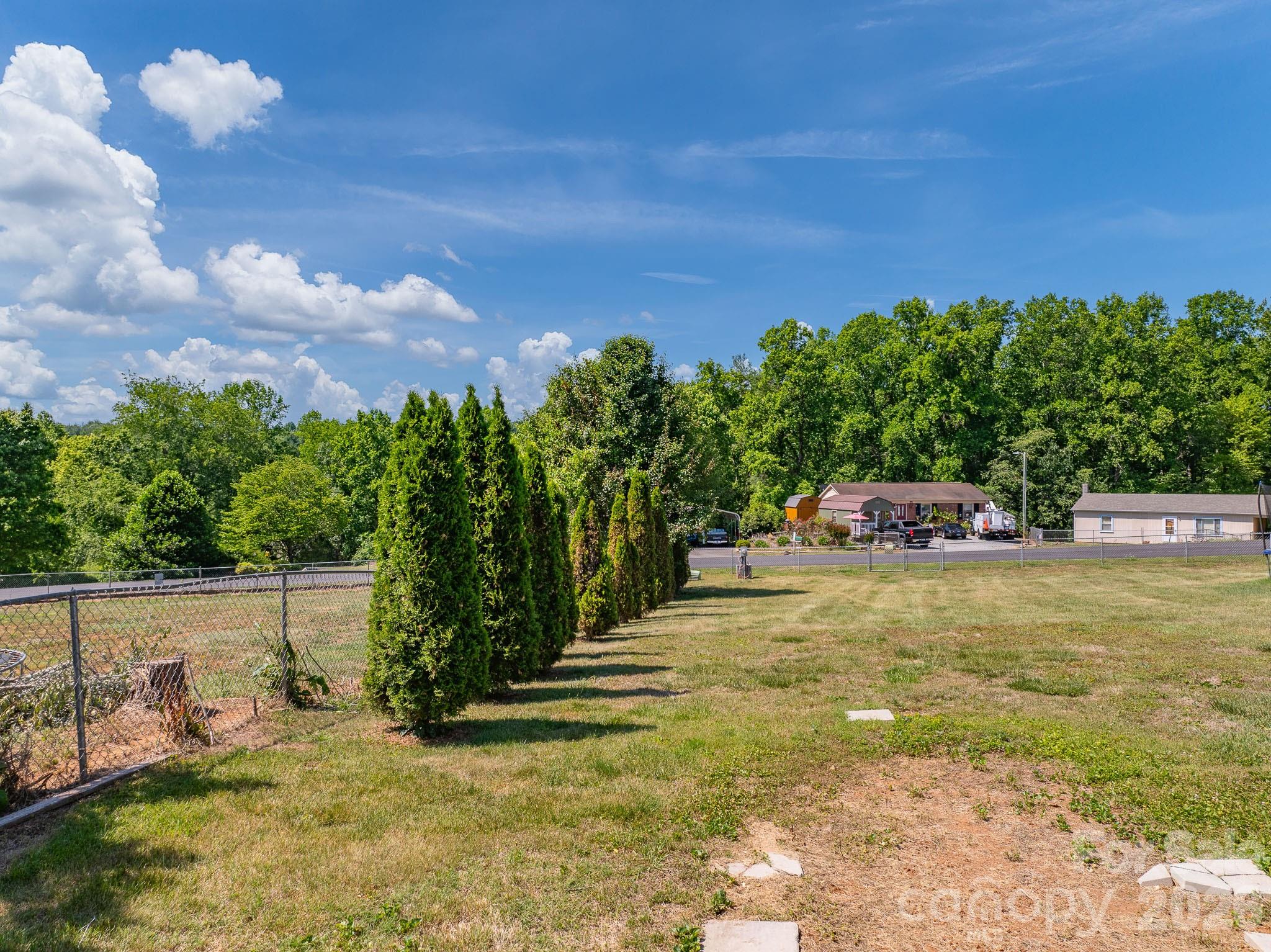 2101 LaMesa Court — Lenoir