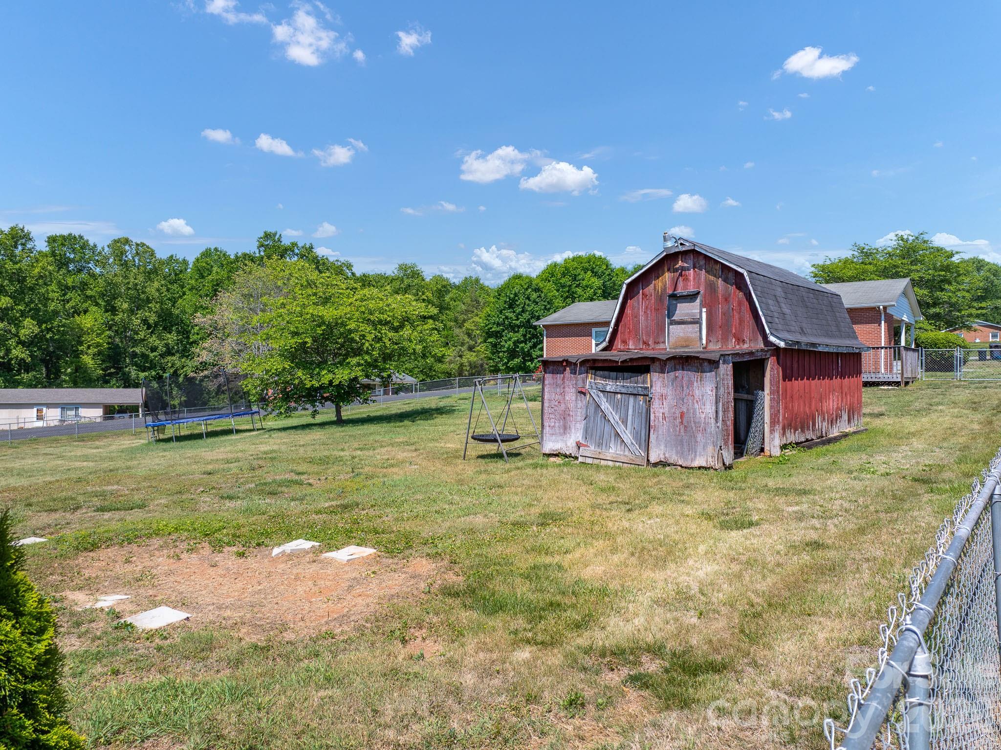 2101 LaMesa Court — Lenoir