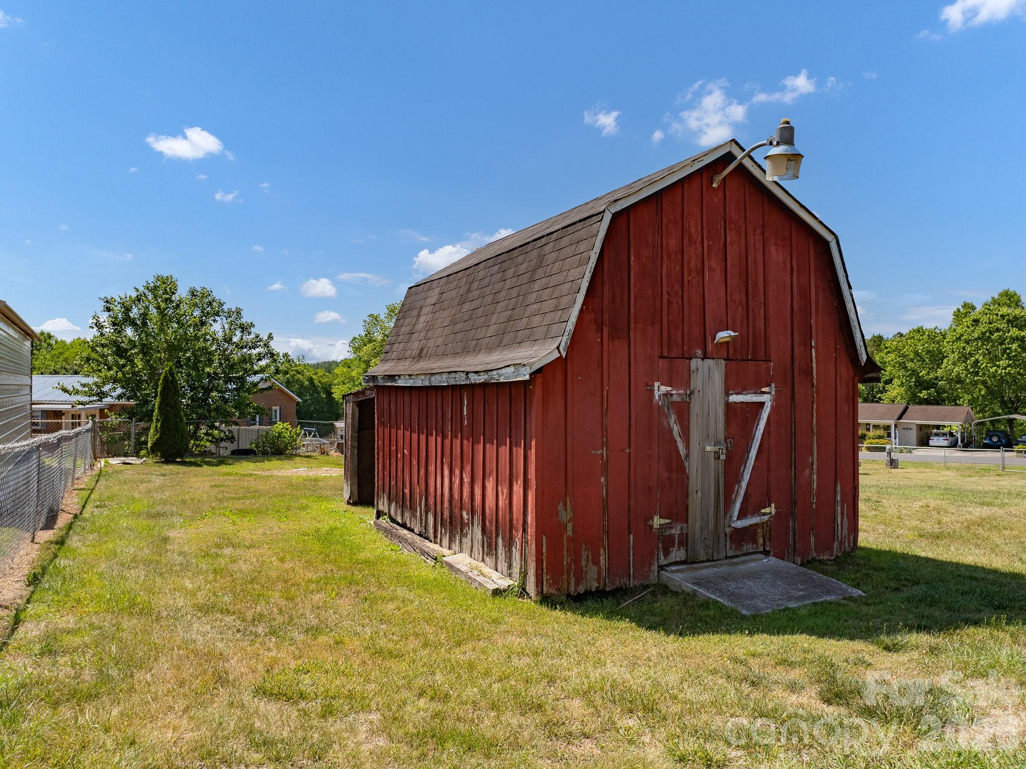 2101 LaMesa Court — Lenoir