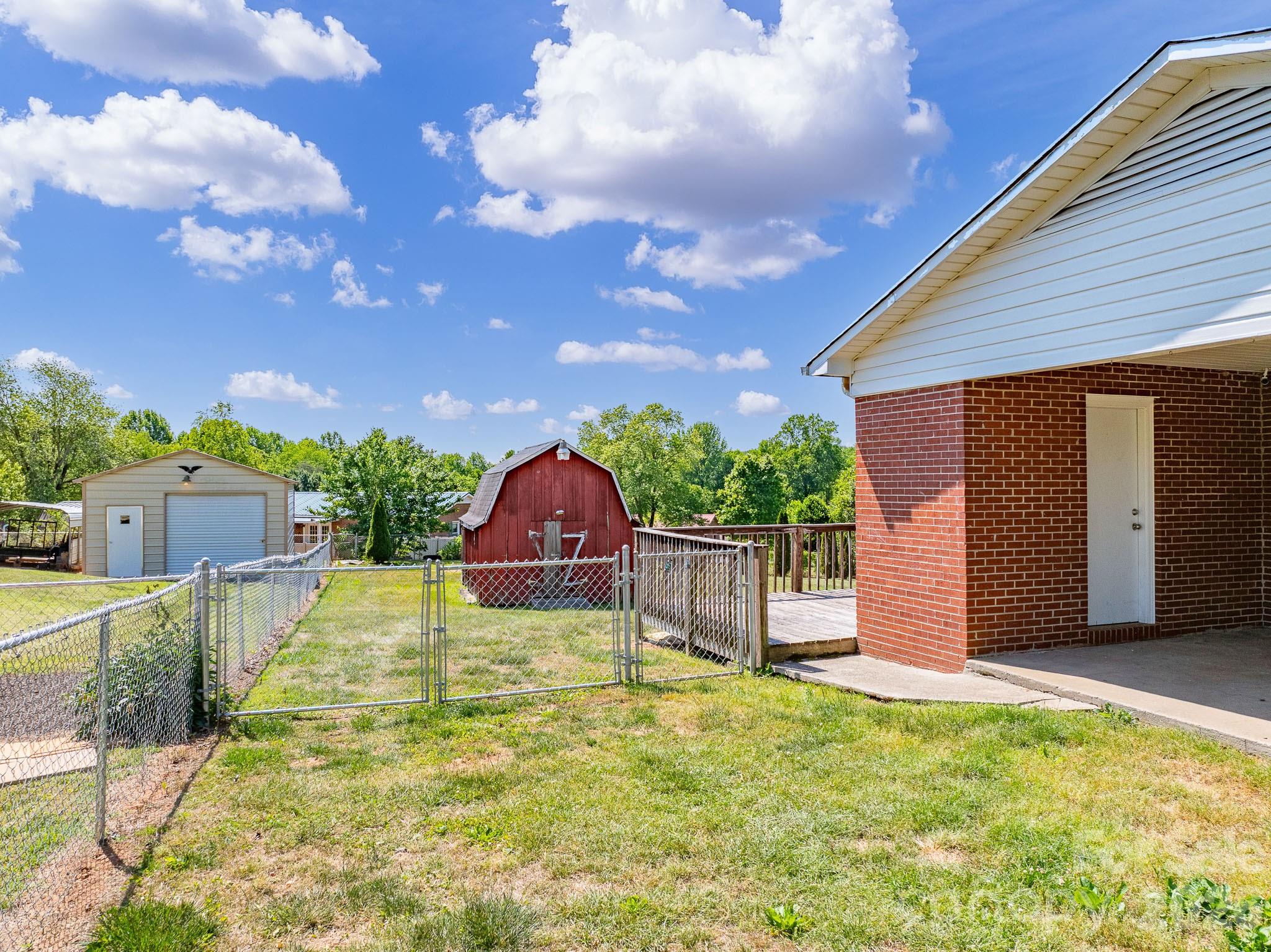 2101 LaMesa Court — Lenoir