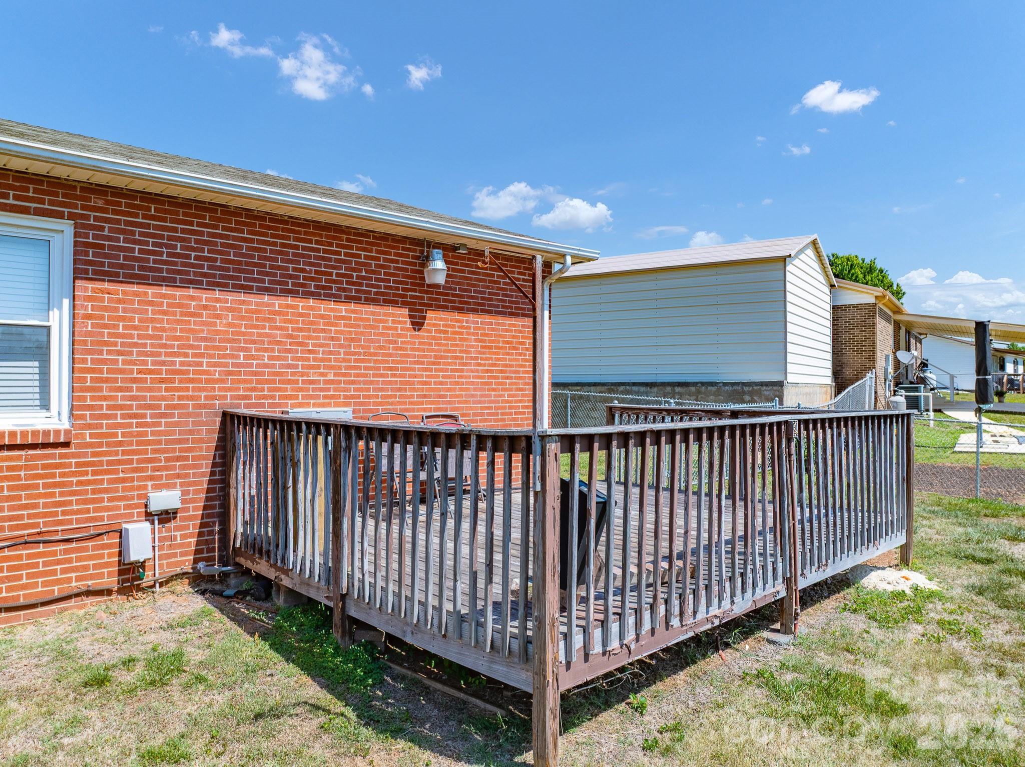2101 LaMesa Court — Lenoir