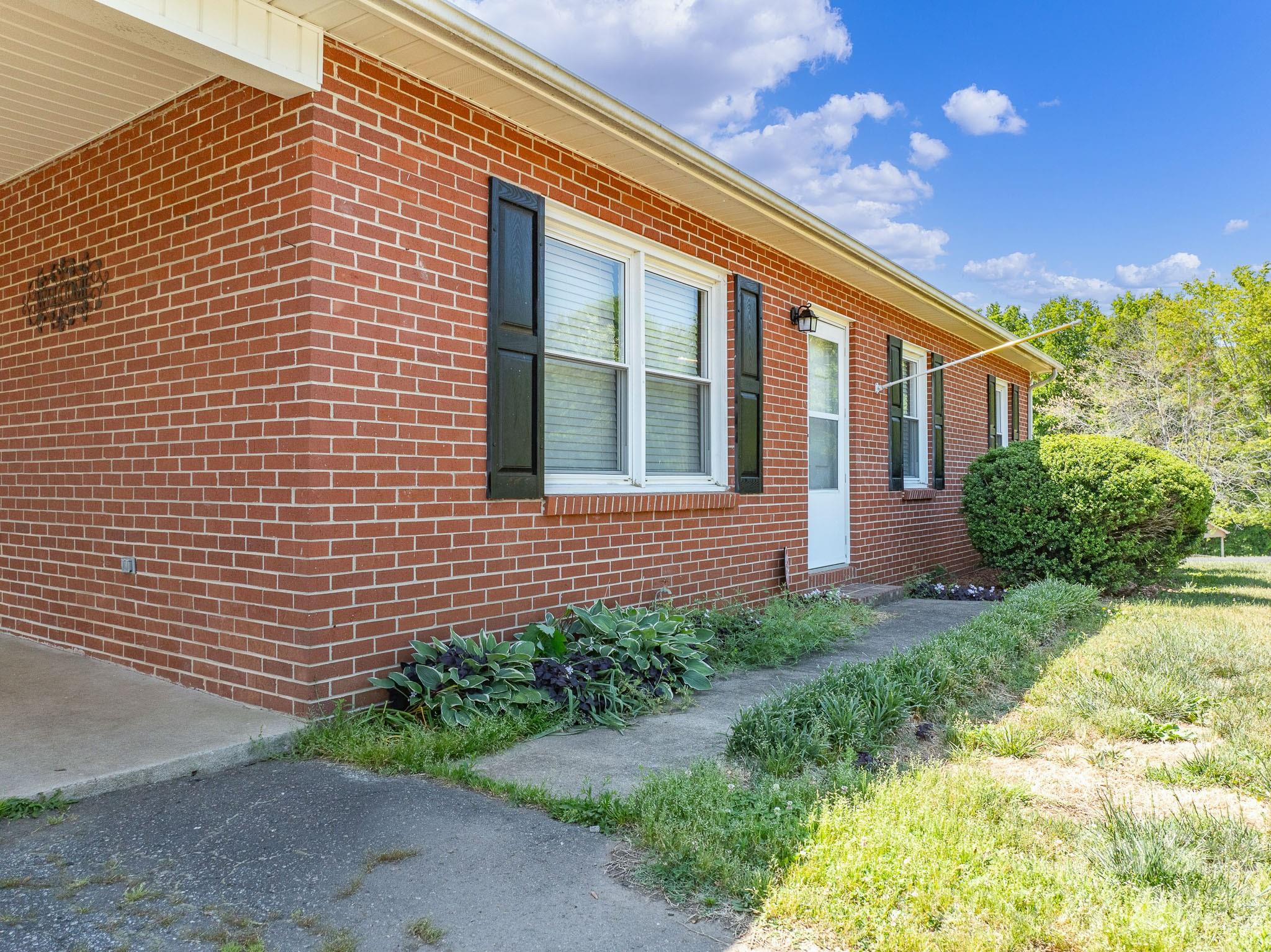 2101 LaMesa Court — Lenoir
